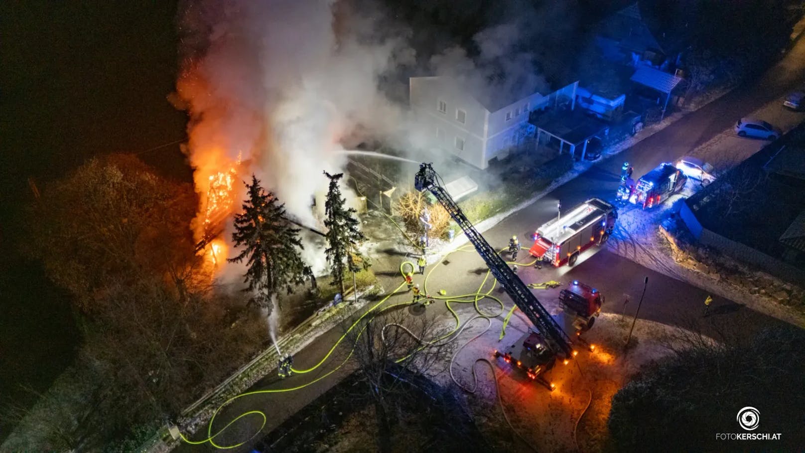 Acht Feuerwehren standen in der Nacht auf den Dreikönigstag bei einem Großbrand eines Gasthauses in Enns (Bezirk Linz-Land) im Einsatz. Das bekannte Lokal stand lichterloh in Flammen.