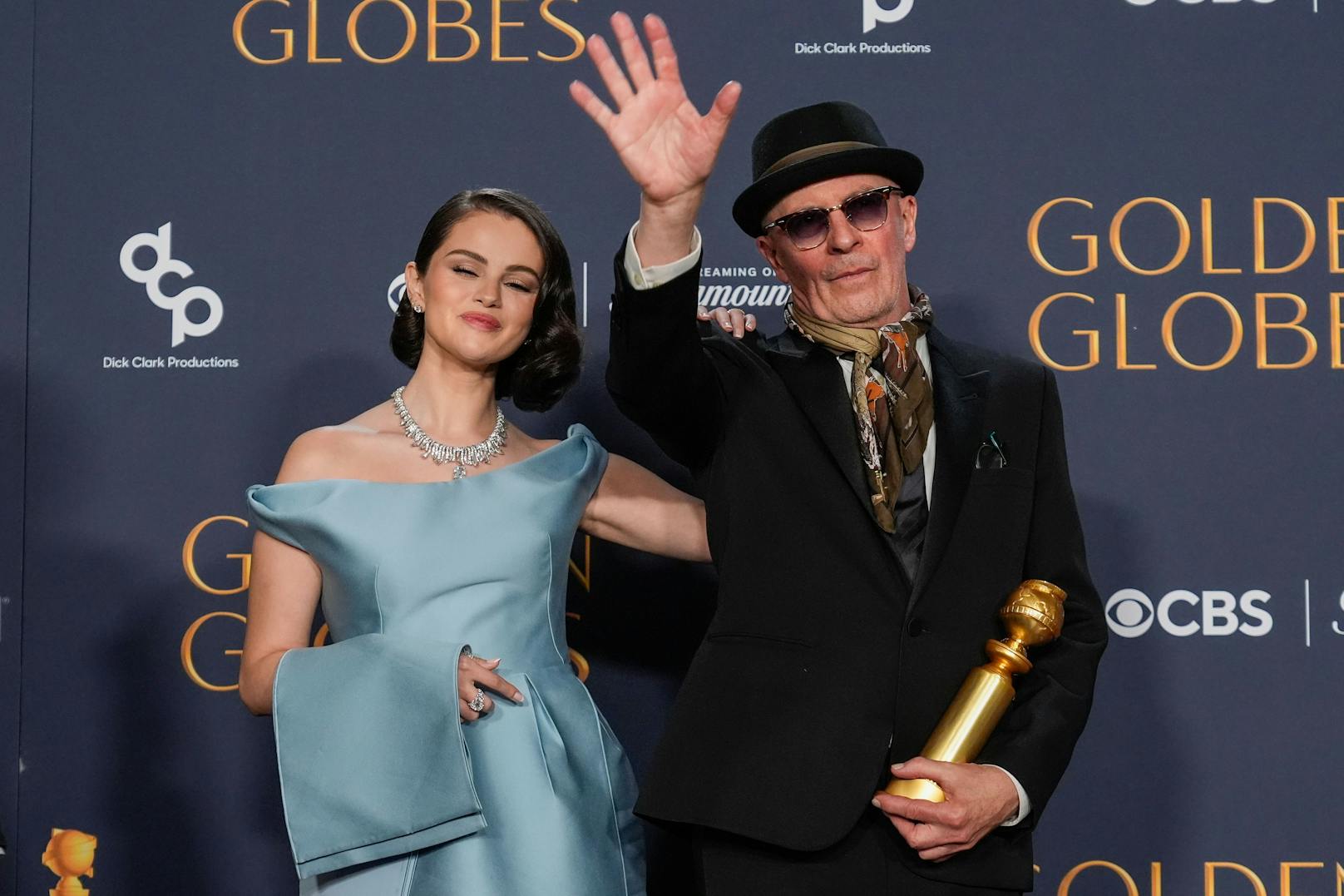 Selena Gomez mit "Golden Globes"-Sieger Jacques Audiard. "Emilia Perez" bekam den Preis für den besten Film.