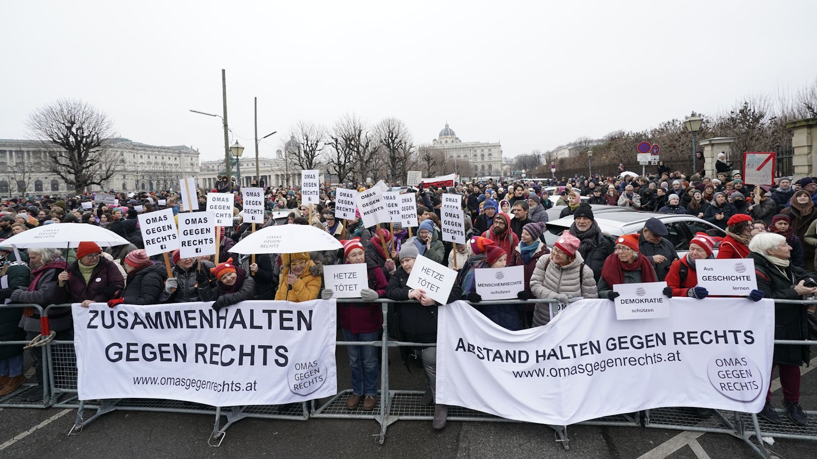 Aus dem Grund versammelten sich hunderte Demonstranten vor der Hofburg, um gegen einen Kanzler Kickl zu protestieren.