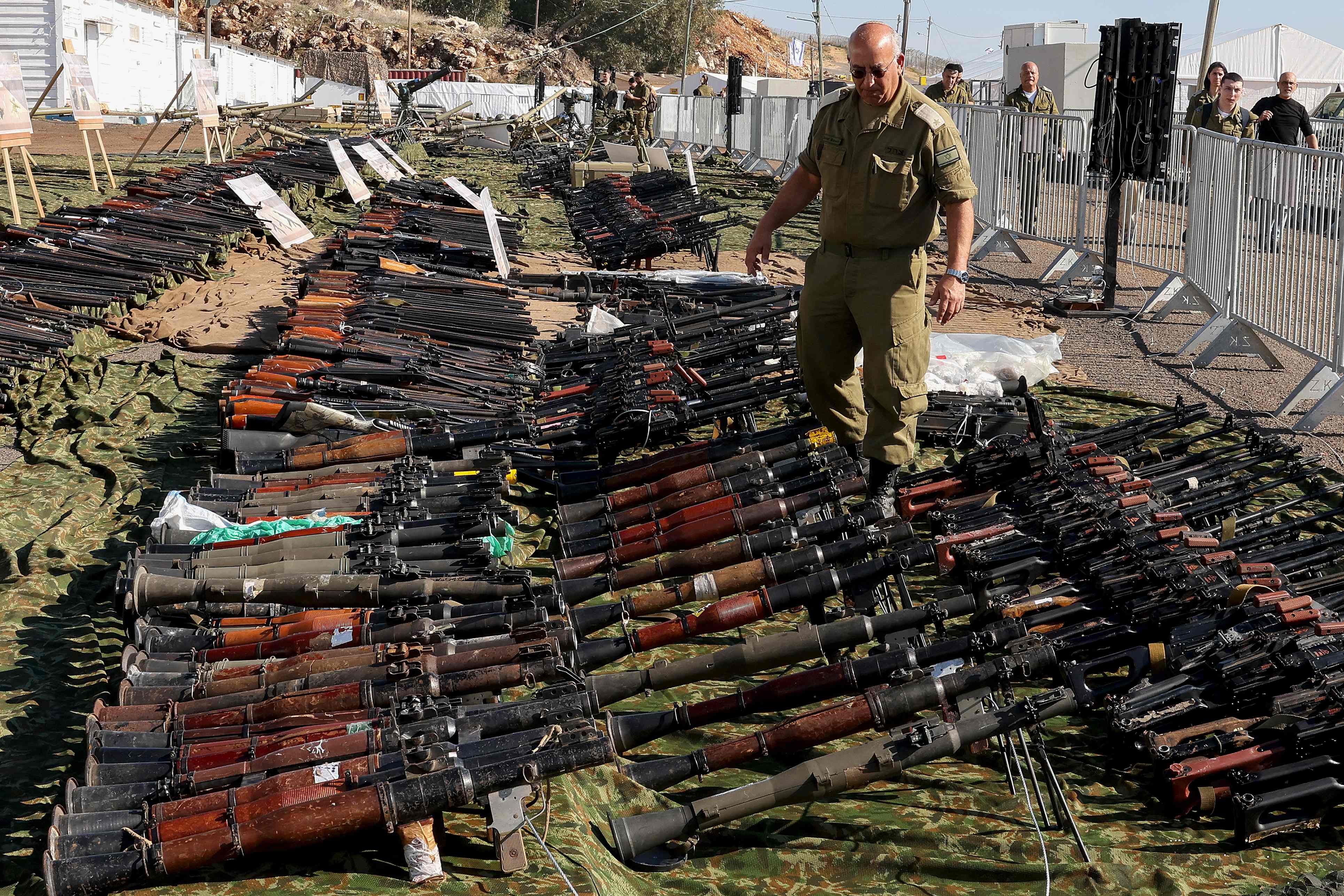 Ein israelischer Soldat inspiziert Waffen, die aus Hisbollah-Lagern im Südlibanon konfisziert wurden.