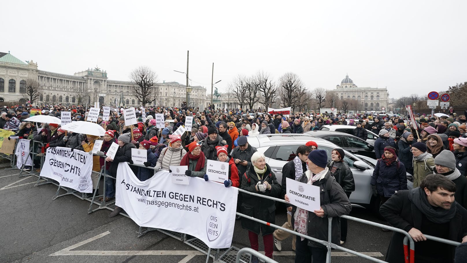 Vor Ort sind u.a. die Jüdischen Hochschüler, SOS Mitmensch oder die Omas gegen Rechts.