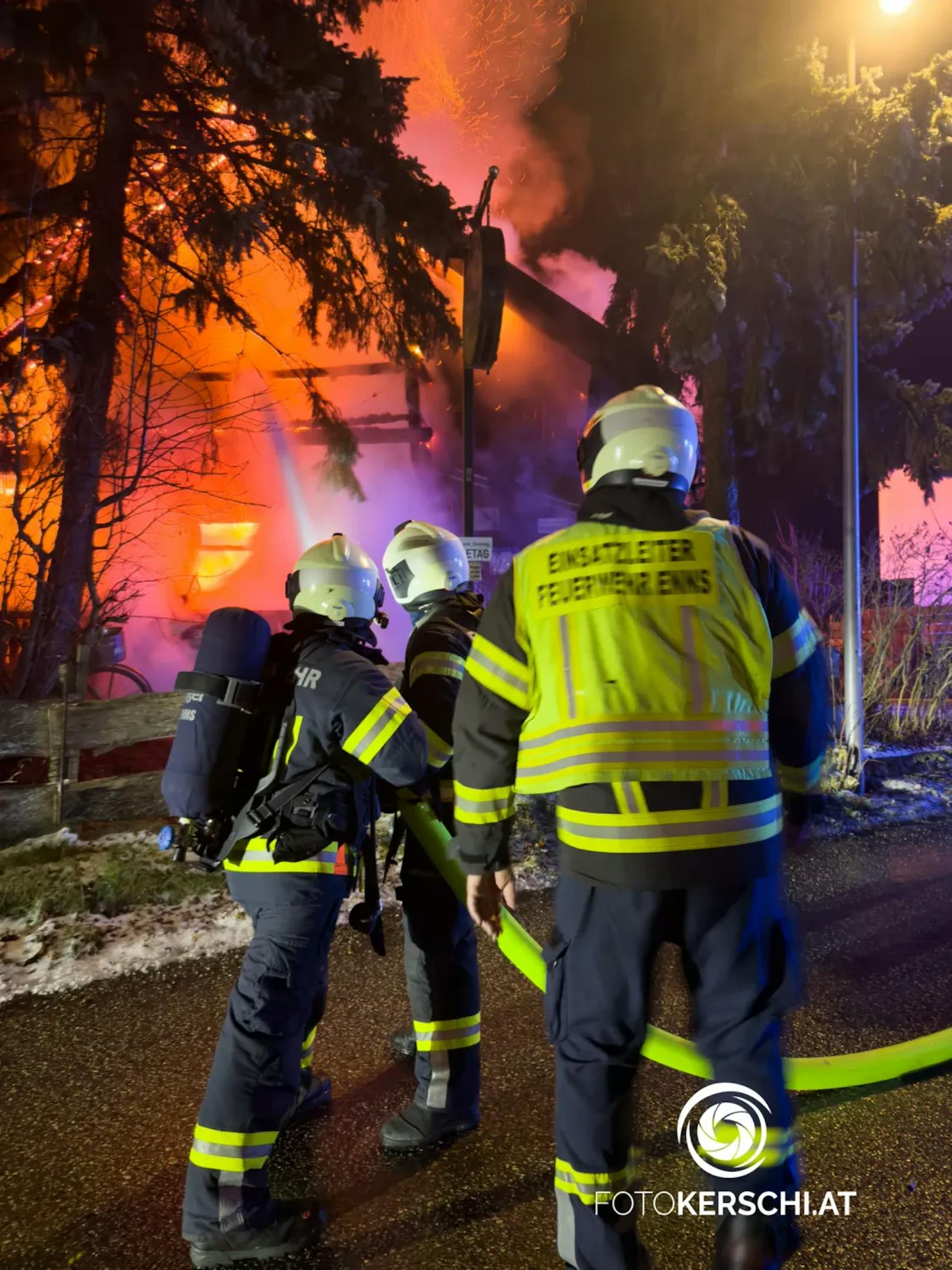 Acht Feuerwehren standen in der Nacht auf den Dreikönigstag bei einem Großbrand eines Gasthauses in Enns (Bezirk Linz-Land) im Einsatz. Das bekannte Lokal stand lichterloh in Flammen.