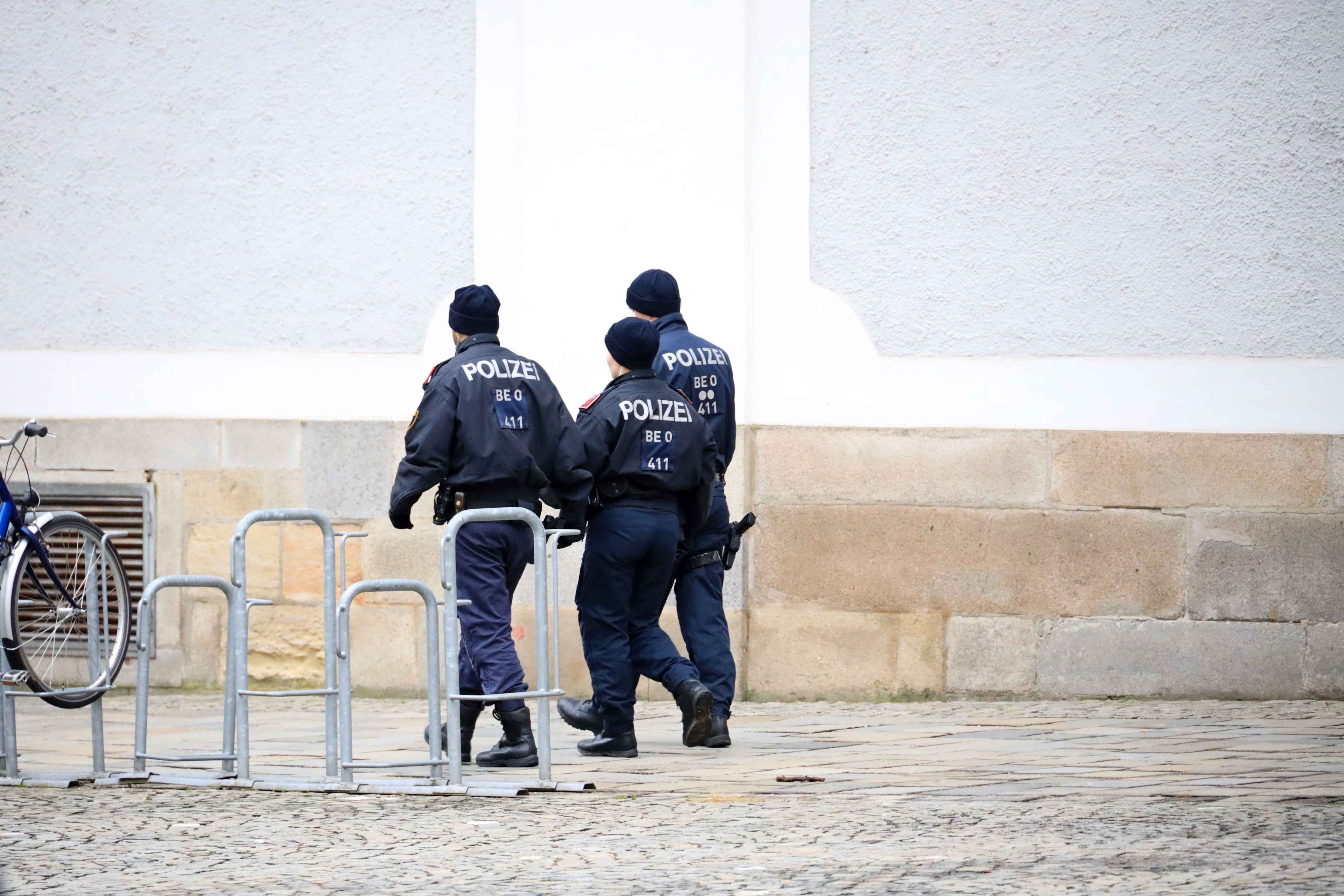 Bei der Festnahme eskalierte der Mann und trat einem Polizisten ins Knie.