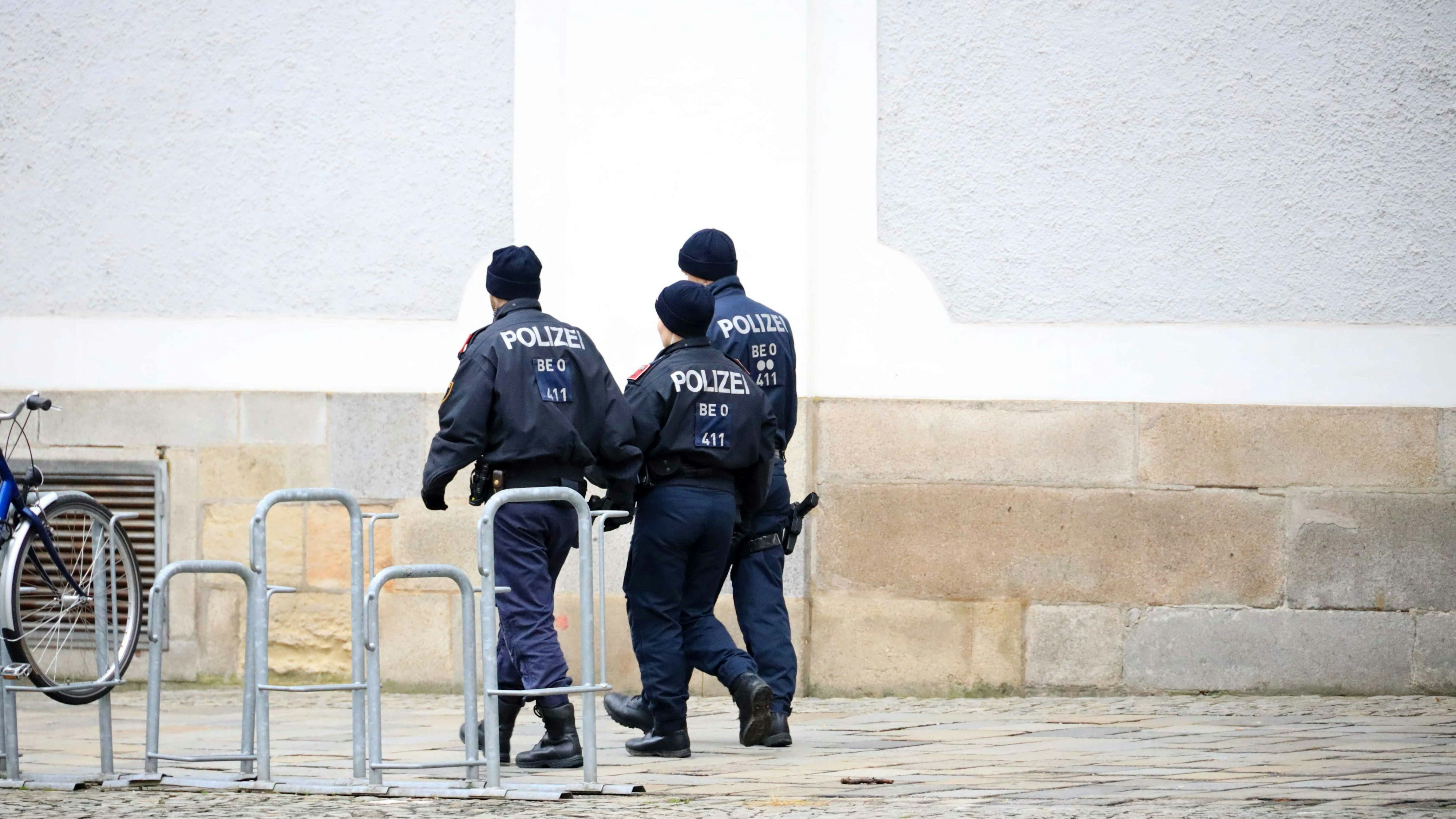 Bei der Festnahme eskalierte der Mann und trat einem Polizisten ins Knie.