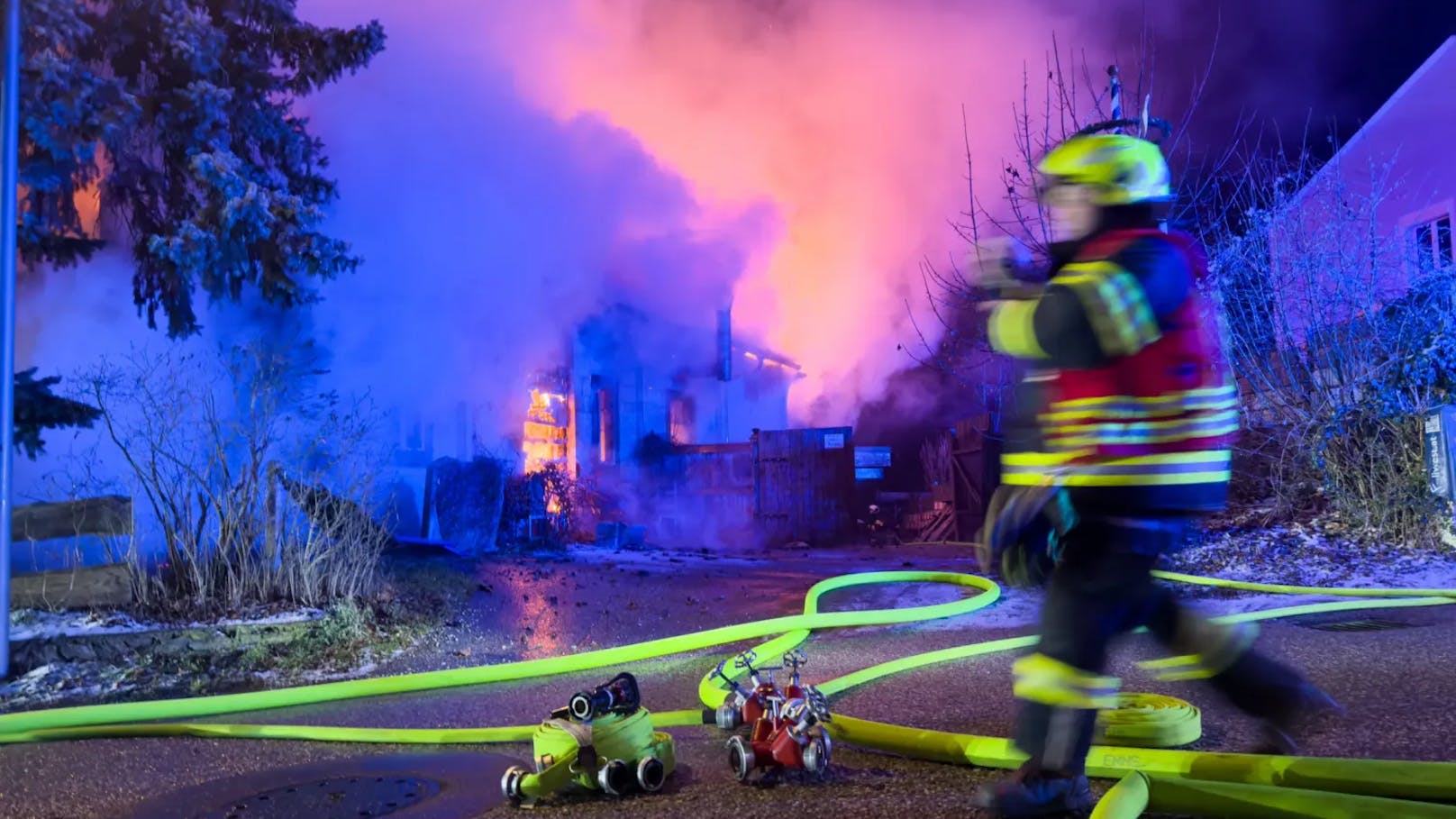 Acht Feuerwehren standen in der Nacht auf den Dreikönigstag bei einem Großbrand eines Gasthauses in Enns (Bezirk Linz-Land) im Einsatz. Das bekannte Lokal stand lichterloh in Flammen.