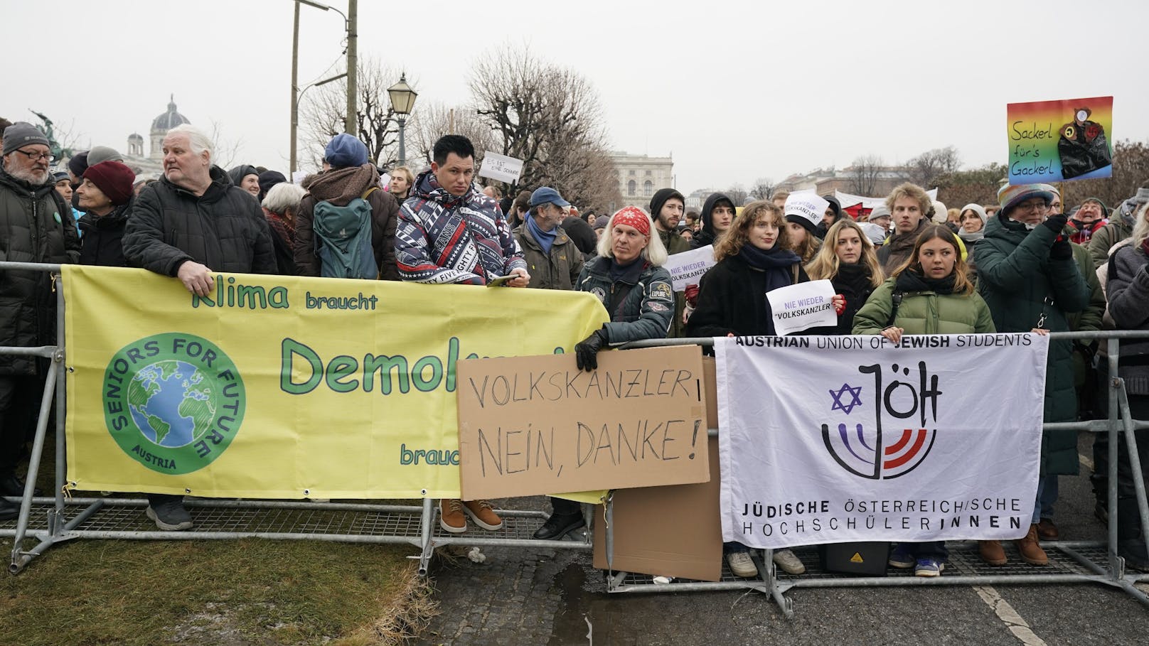 Begleitet wurde die Demo mit lauten "Van der Bellen, schmeiß ihn raus"-Rufen.