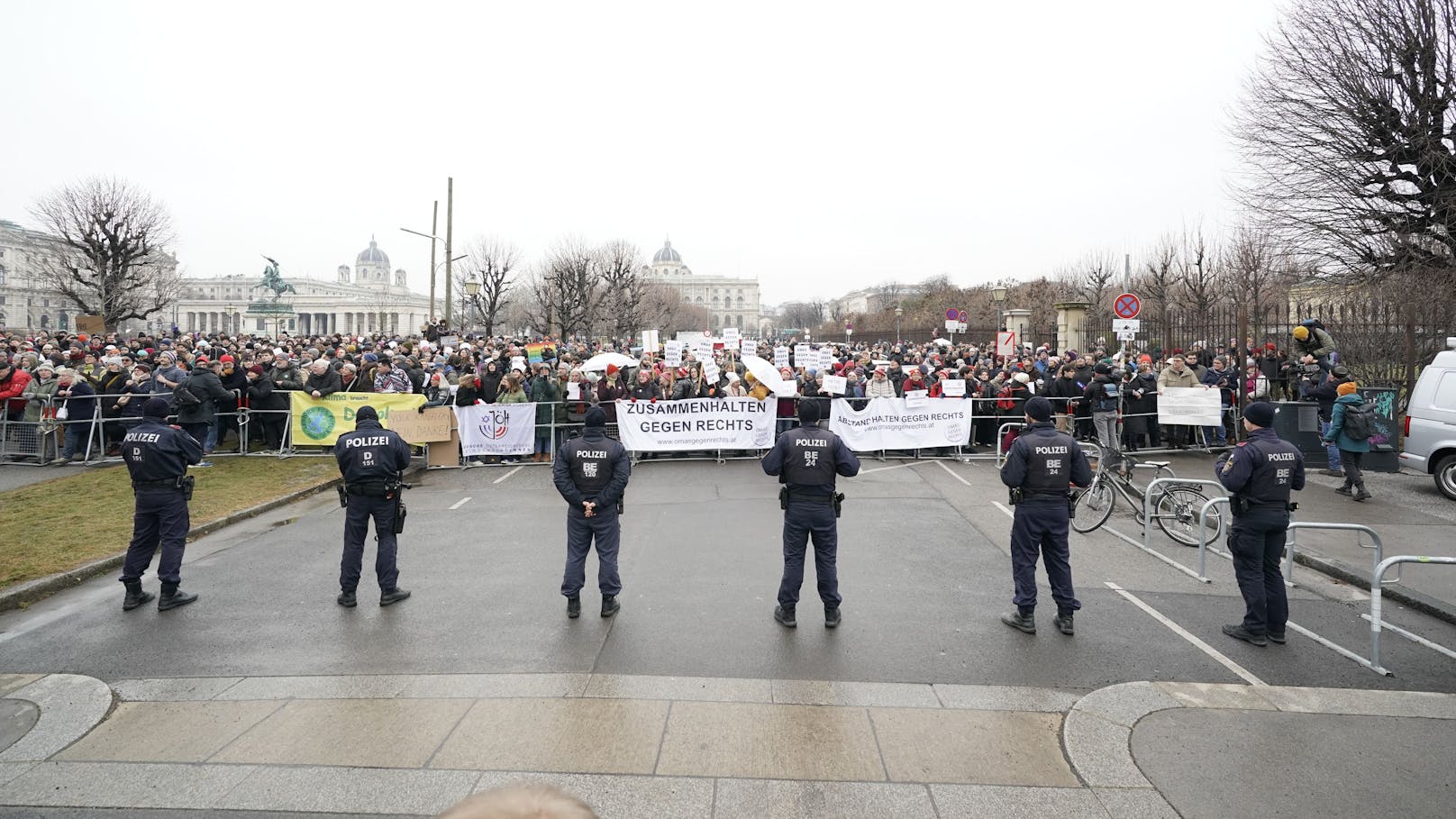 Auch die Polizei ist verstärkt und sorgt für Sicherheit. Eine Drohne soll sogar über die Hofburg kreisen.