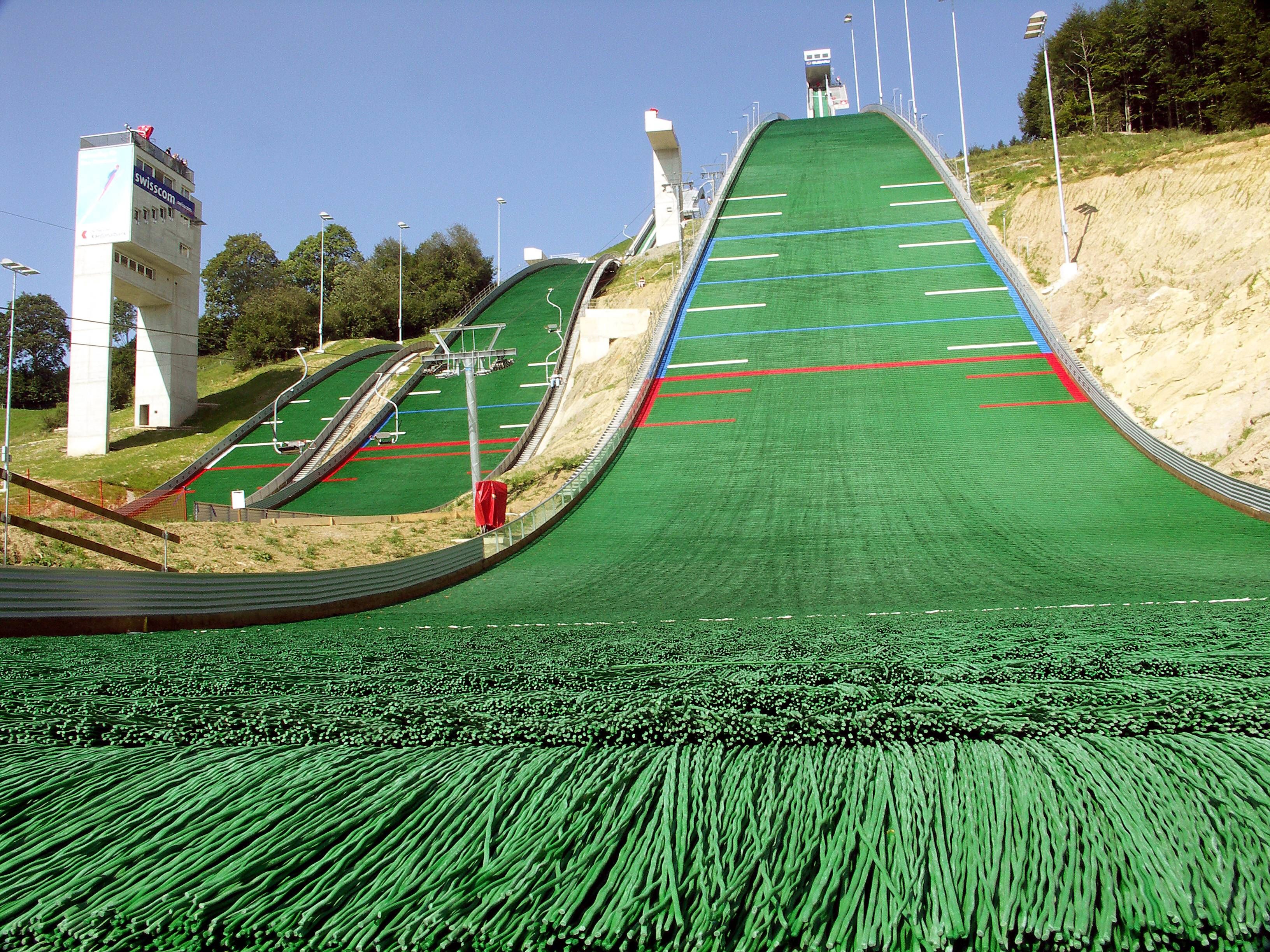 Das Springen soll auf Matten stattfinden.