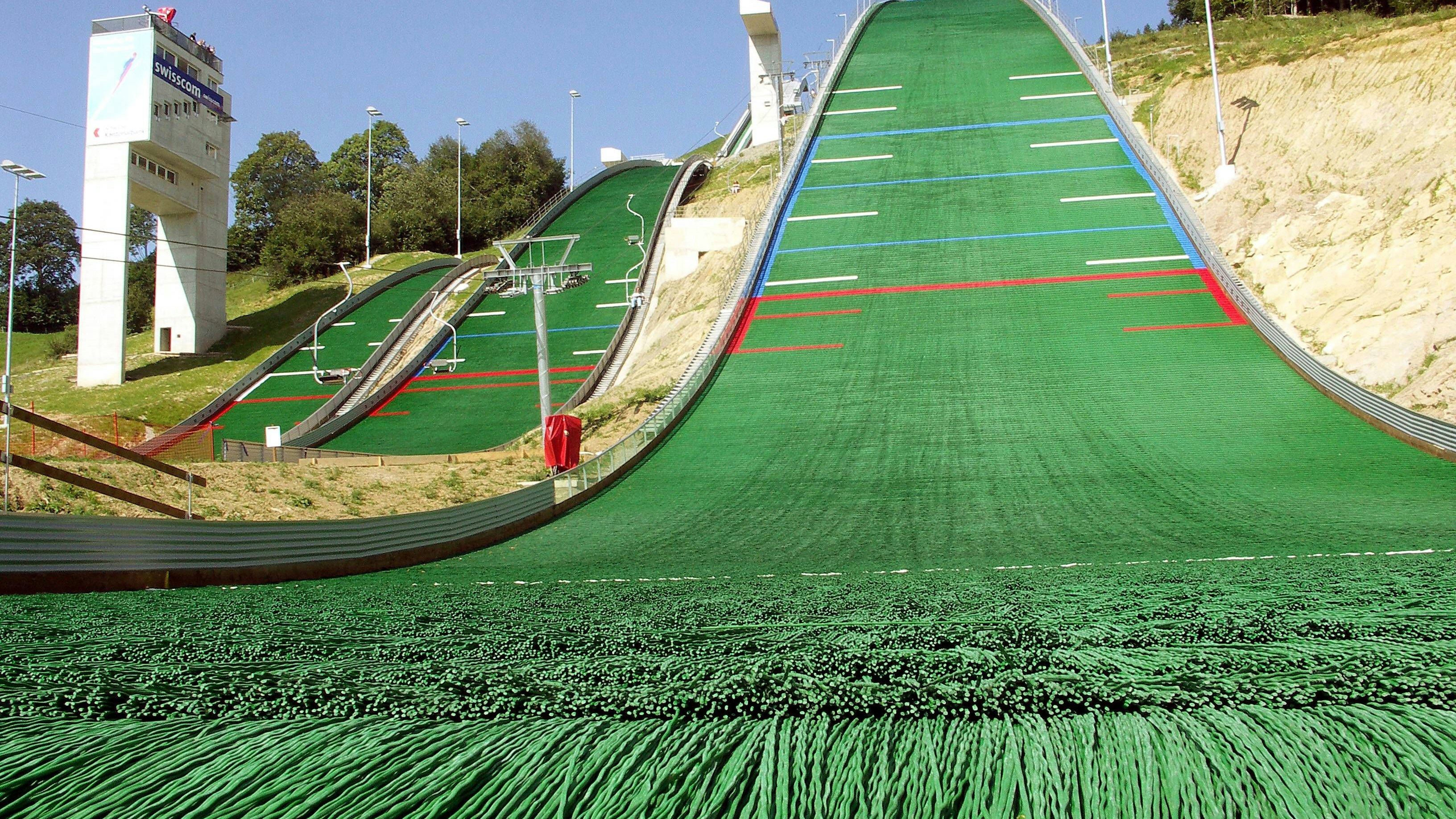Bildnummer: 02090886  Datum: 12.08.2005  Copyright: imago/Geisser Die Skisprunganlage in Einsiedeln mit den drei Schanzen und dem Schanzenturm ist im Sommer komplett mit Matten ausgelegt; quer, Schanze, Skischanze, Skischanzen, Sprungschanze, Sprungschanzen, Sprunganlage, Skisprungschanze, Skisprungschanzen, Bakken, Wettkampfstätte Sommerspringen 2005, Sommer, Mattenspringen, Ski Nordisch, Nordischer Skisport, Vdig Einsiedeln Auslauf Skispringen Herren Einzel Schweiz Totale Randmotiv Sportstätte