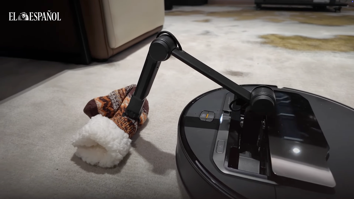 Roborock Saros Z70 mit ausfahrbarem Greifarm.