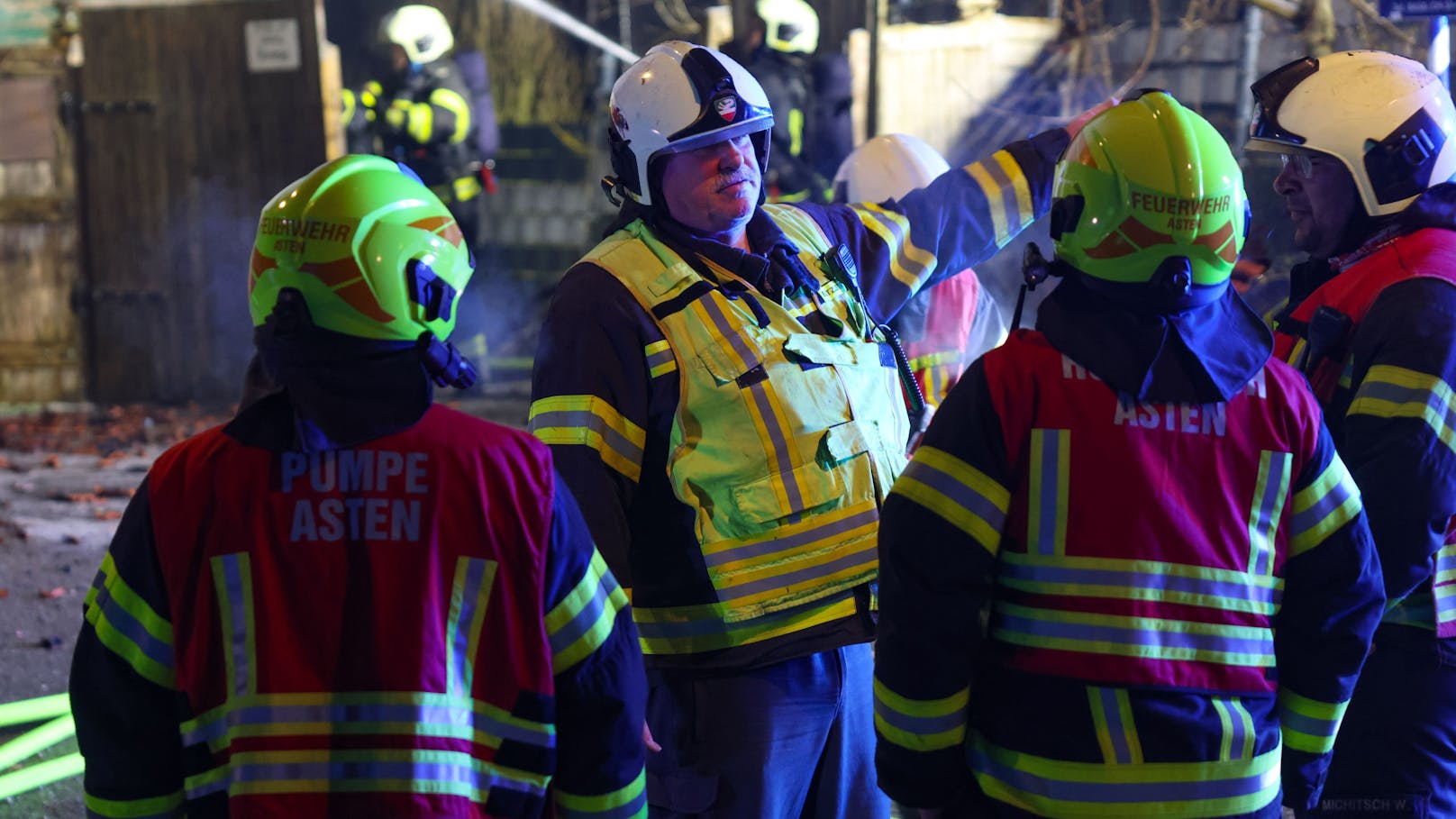 Acht Feuerwehren standen in der Nacht auf den Dreikönigstag bei einem Großbrand eines Gasthauses in Enns (Bezirk Linz-Land) im Einsatz. Das bekannte Lokal stand lichterloh in Flammen.