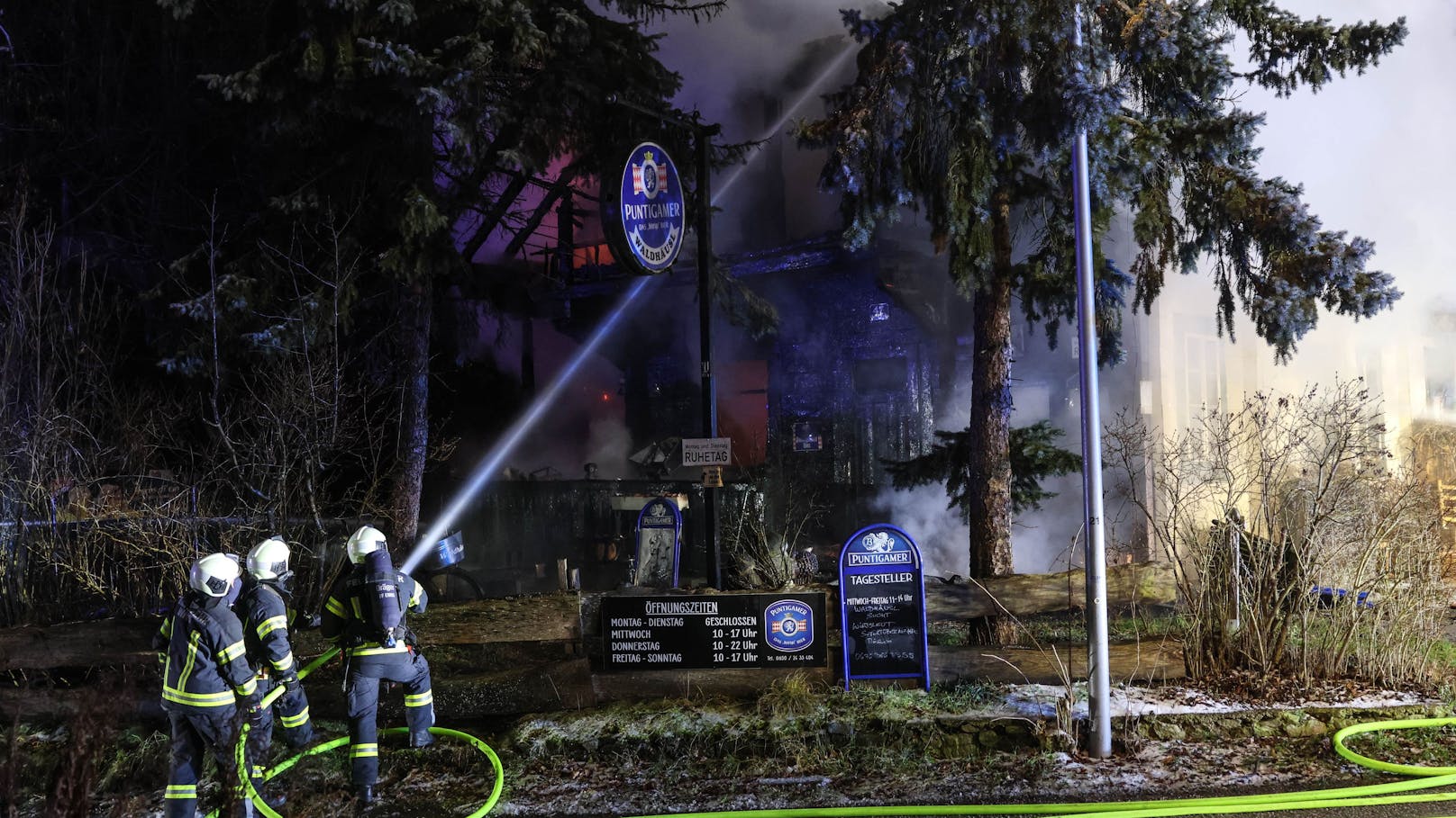 Acht Feuerwehren standen in der Nacht auf den Dreikönigstag bei einem Großbrand eines Gasthauses in Enns (Bezirk Linz-Land) im Einsatz. Das bekannte Lokal stand lichterloh in Flammen.