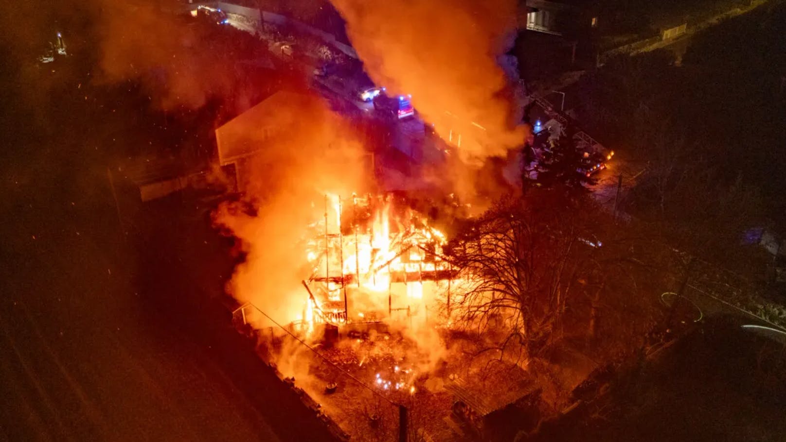 Riesige Rauchsäule! Gasthaus geht in Flammen auf