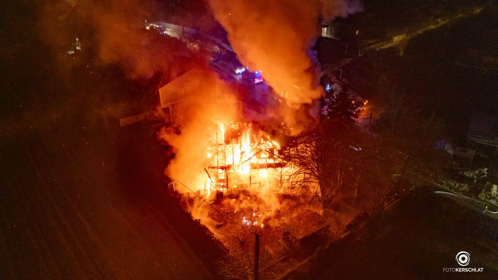 Acht Feuerwehren standen in der Nacht auf den Dreikönigstag bei einem Großbrand eines Gasthauses in Enns (Bezirk Linz-Land) im Einsatz. Das bekannte Lokal stand lichterloh in Flammen.