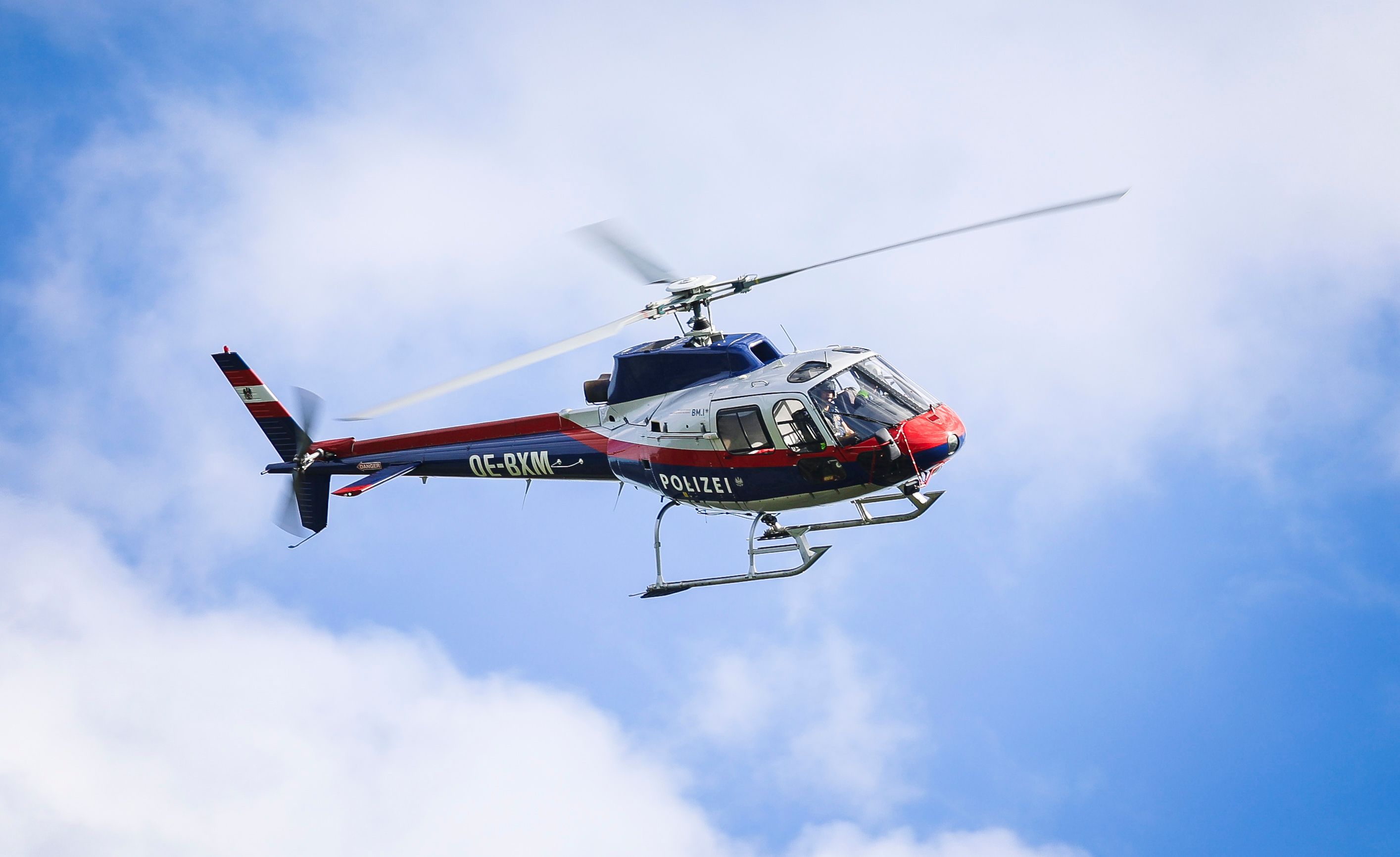 Die Flugpolizei unterstützte die Helfer bei der Suche. (Symbolfoto)
