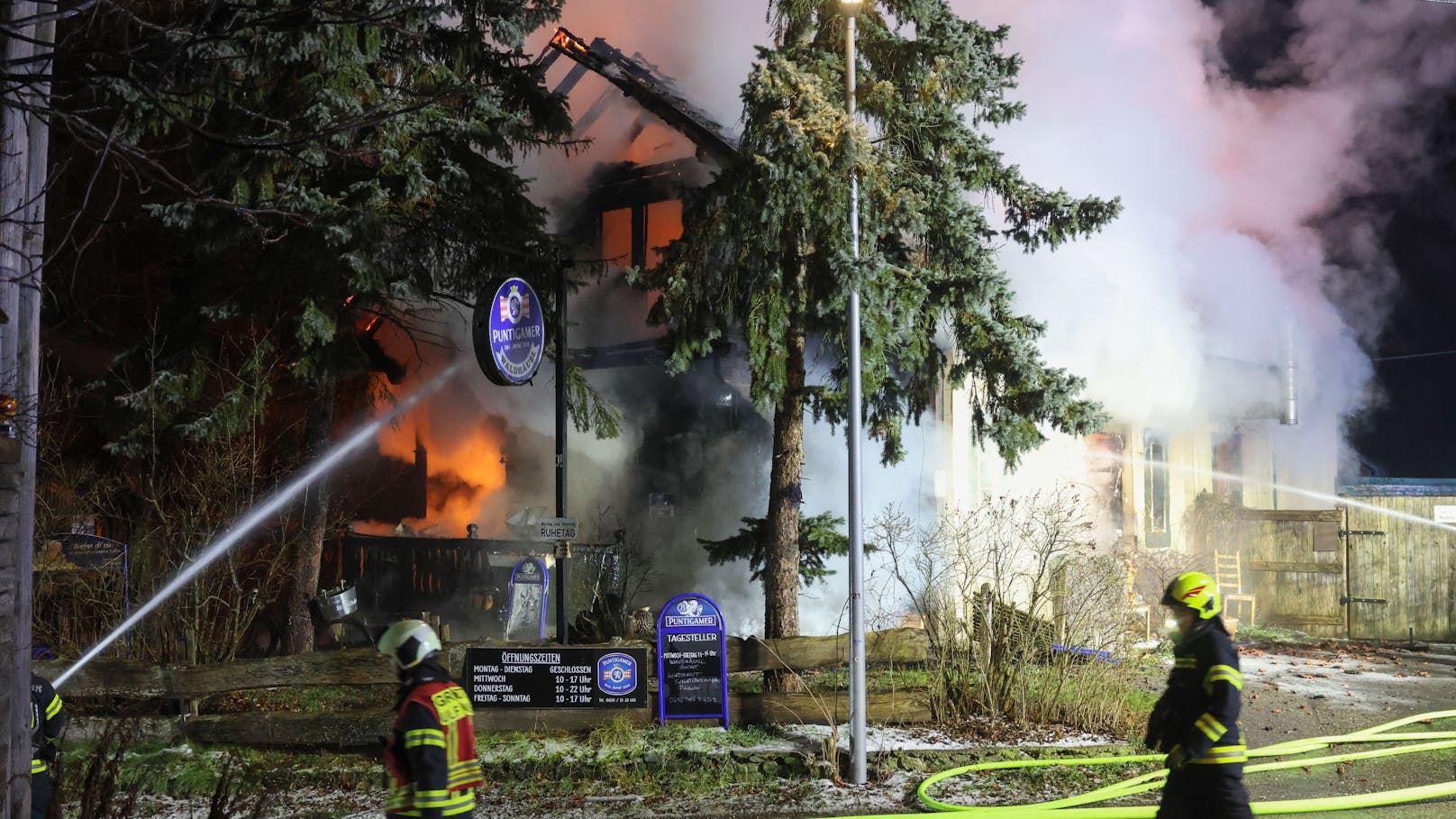 Acht Feuerwehren standen in der Nacht auf den Dreikönigstag bei einem Großbrand eines Gasthauses in Enns (Bezirk Linz-Land) im Einsatz. Das bekannte Lokal stand lichterloh in Flammen.