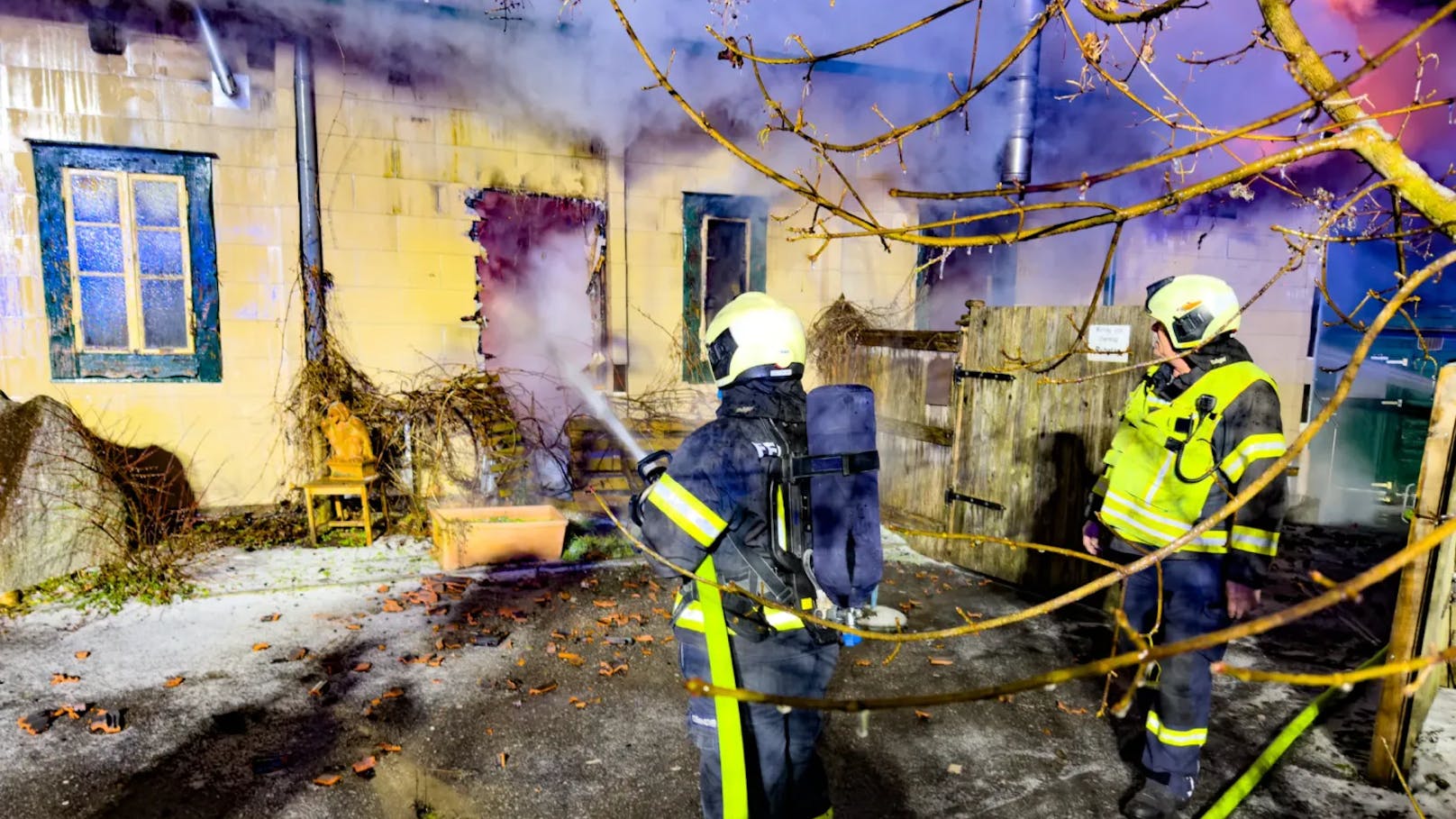 Acht Feuerwehren standen in der Nacht auf den Dreikönigstag bei einem Großbrand eines Gasthauses in Enns (Bezirk Linz-Land) im Einsatz. Das bekannte Lokal stand lichterloh in Flammen.