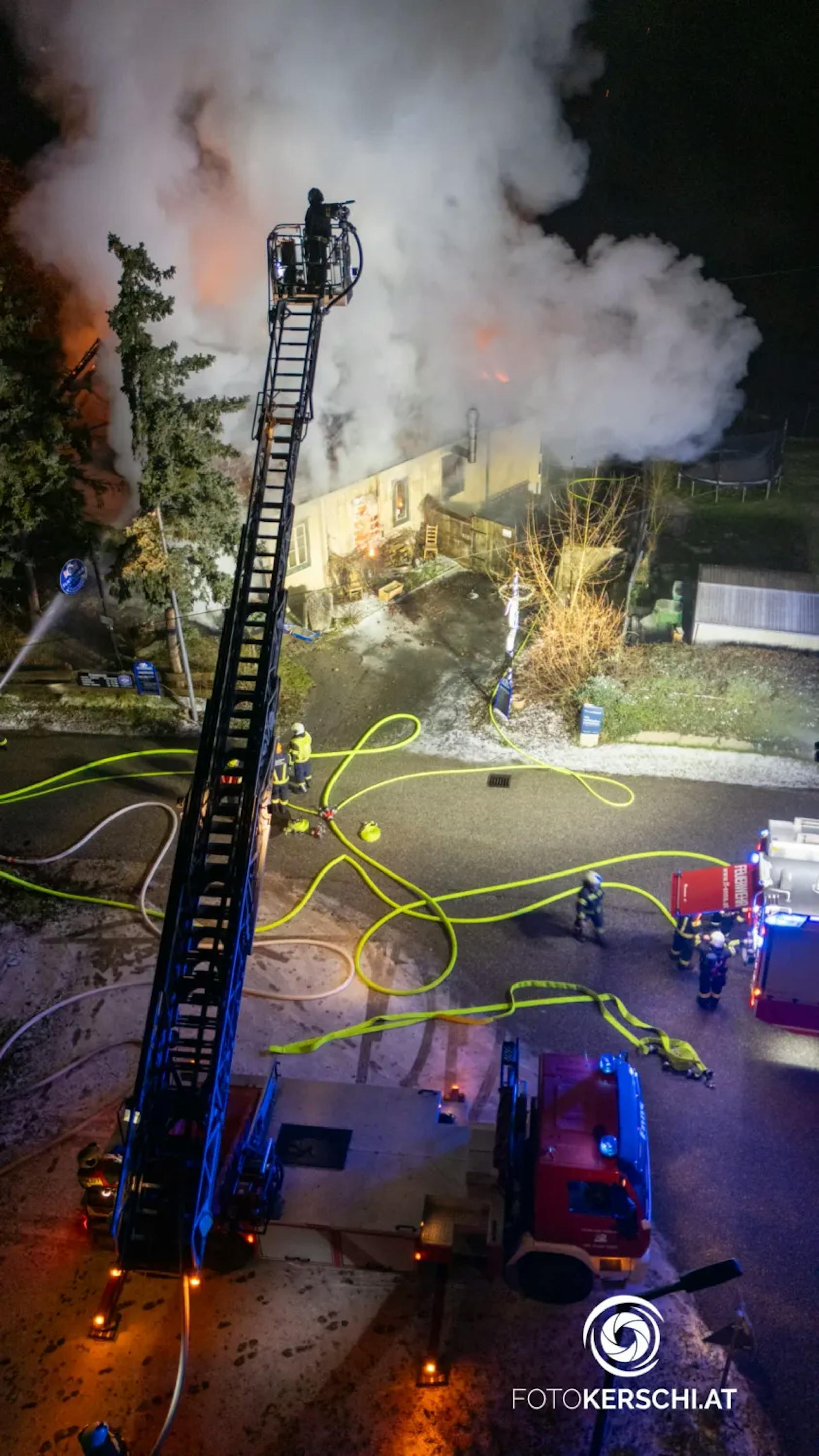 Acht Feuerwehren standen in der Nacht auf den Dreikönigstag bei einem Großbrand eines Gasthauses in Enns (Bezirk Linz-Land) im Einsatz. Das bekannte Lokal stand lichterloh in Flammen.