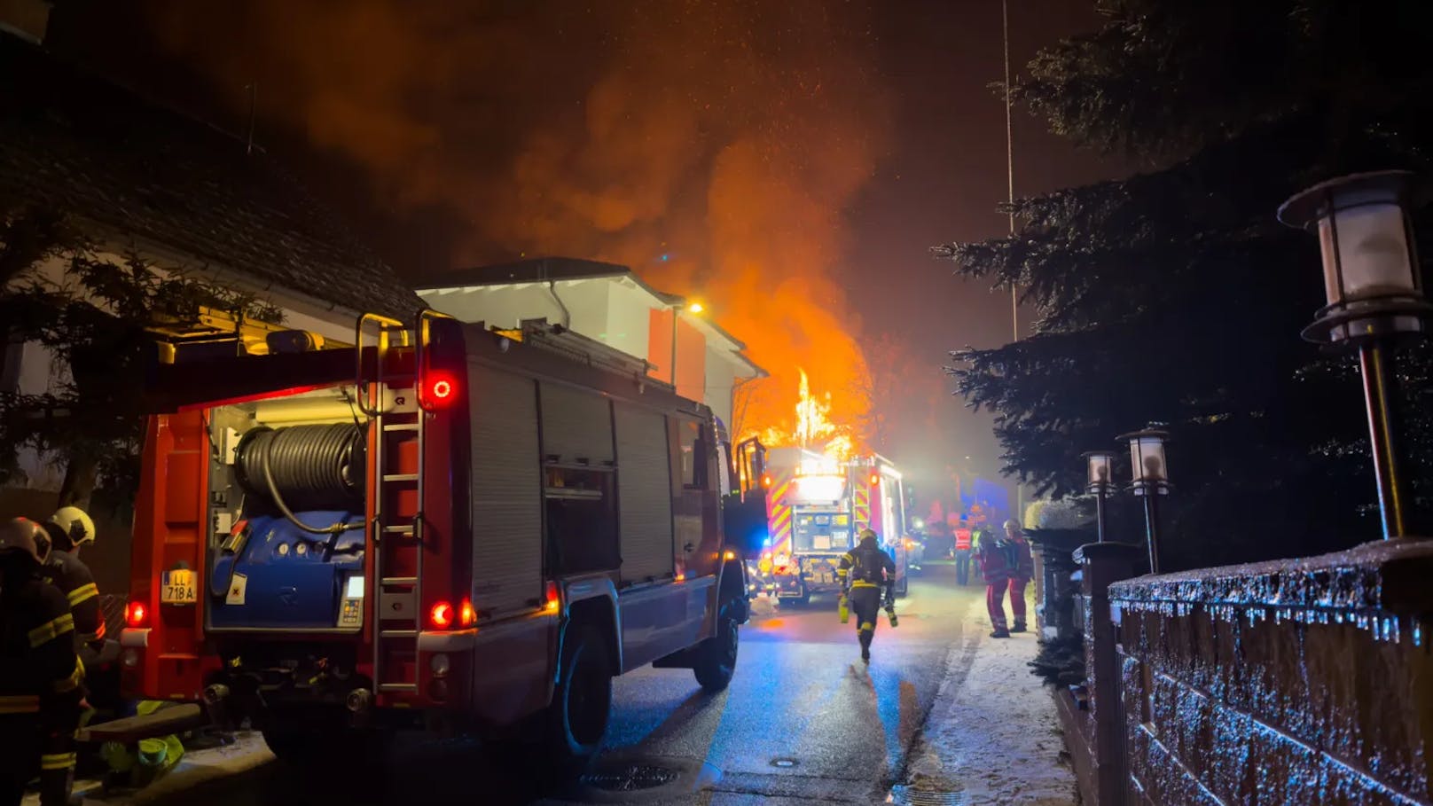 Acht Feuerwehren standen in der Nacht auf den Dreikönigstag bei einem Großbrand eines Gasthauses in Enns (Bezirk Linz-Land) im Einsatz. Das bekannte Lokal stand lichterloh in Flammen.