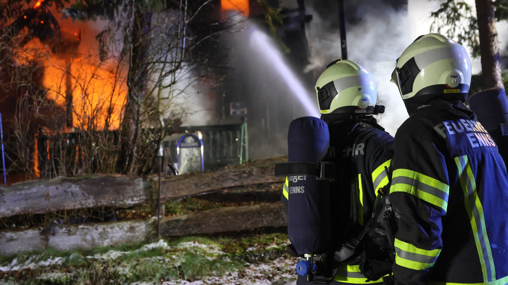 Acht Feuerwehren standen in der Nacht auf den Dreikönigstag bei einem Großbrand eines Gasthauses in Enns (Bezirk Linz-Land) im Einsatz. Das bekannte Lokal stand lichterloh in Flammen.