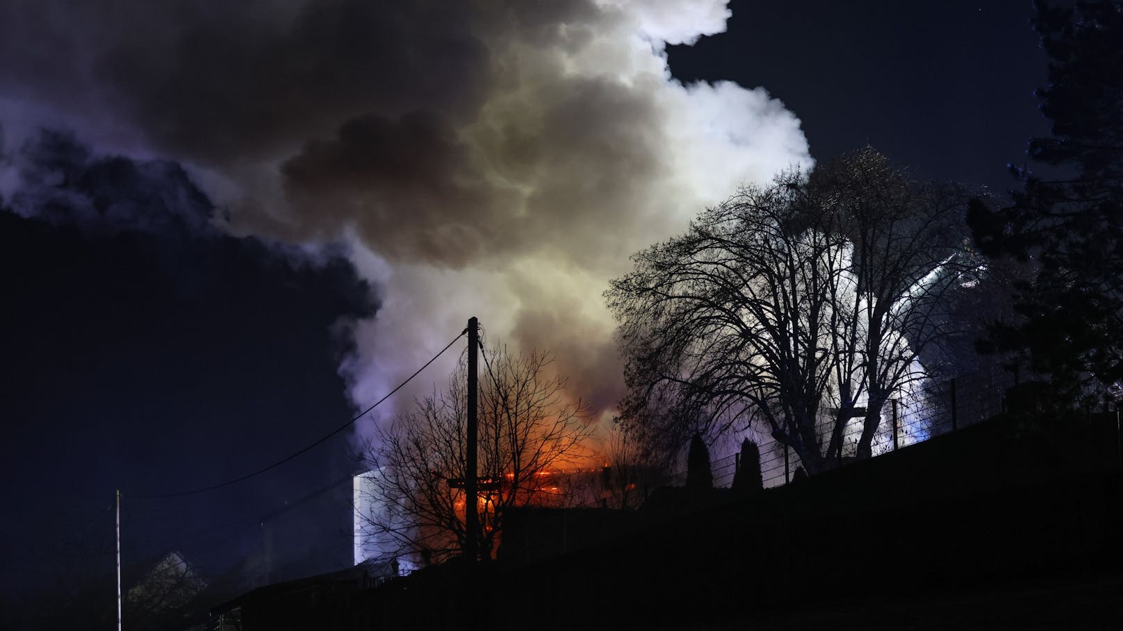 Acht Feuerwehren standen in der Nacht auf den Dreikönigstag bei einem Großbrand eines Gasthauses in Enns (Bezirk Linz-Land) im Einsatz. Das bekannte Lokal stand lichterloh in Flammen.