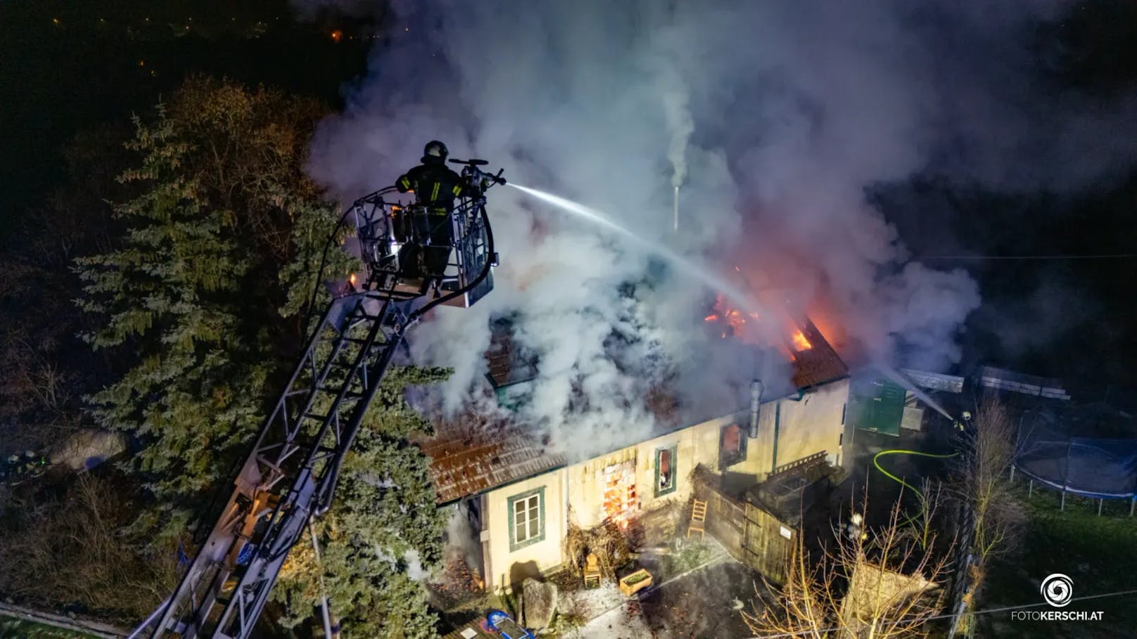 Acht Feuerwehren standen in der Nacht auf den Dreikönigstag bei einem Großbrand eines Gasthauses in Enns (Bezirk Linz-Land) im Einsatz. Das bekannte Lokal stand lichterloh in Flammen.