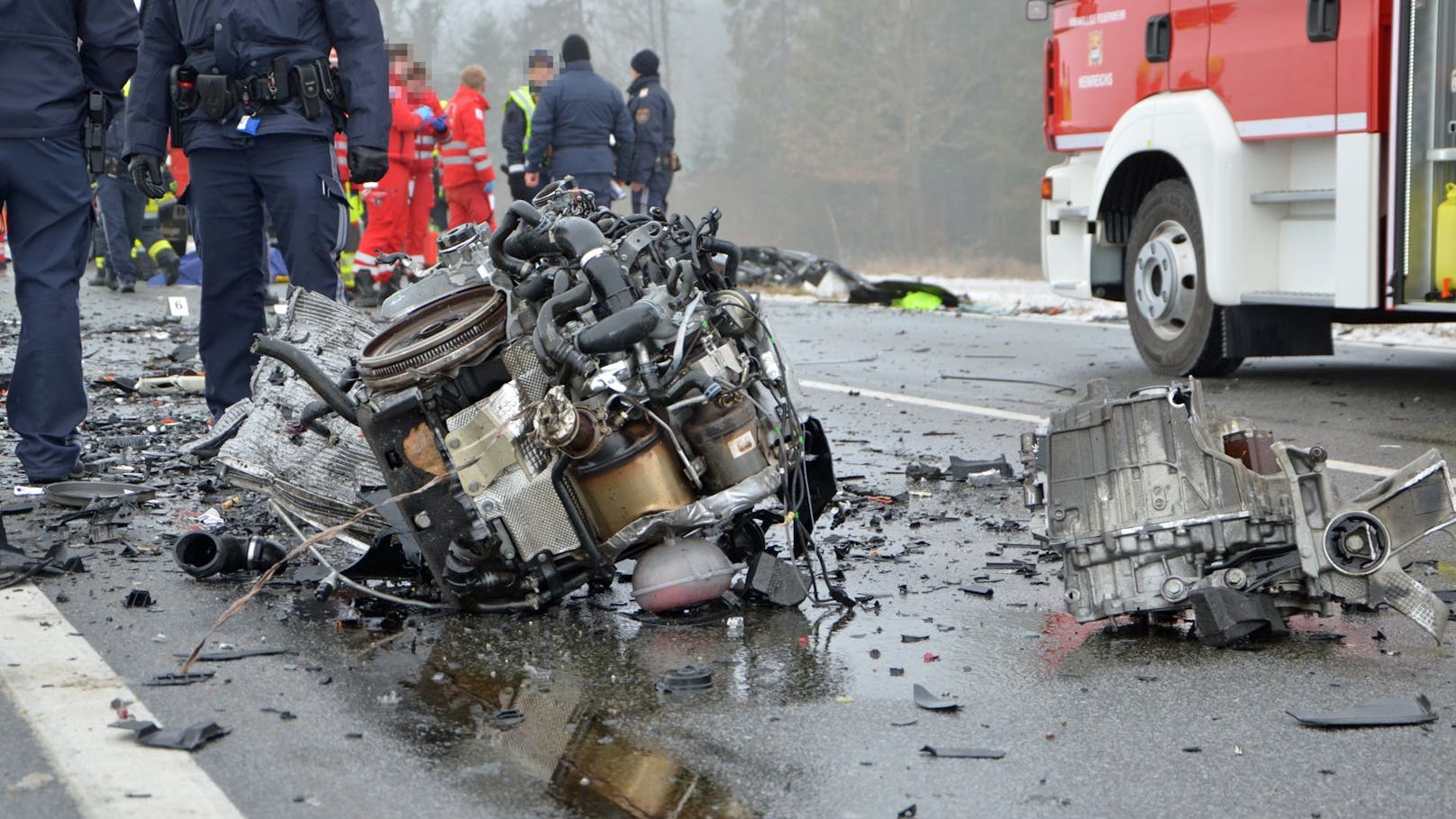 Fürchterlicher Crash fordert zwei Todesopfer in NÖ