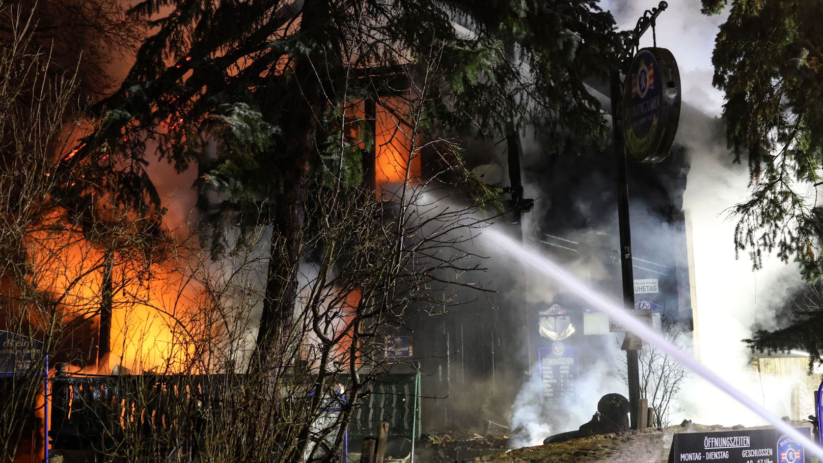 Acht Feuerwehren standen in der Nacht auf den Dreikönigstag bei einem Großbrand eines Gasthauses in Enns (Bezirk Linz-Land) im Einsatz. Das bekannte Lokal stand lichterloh in Flammen.