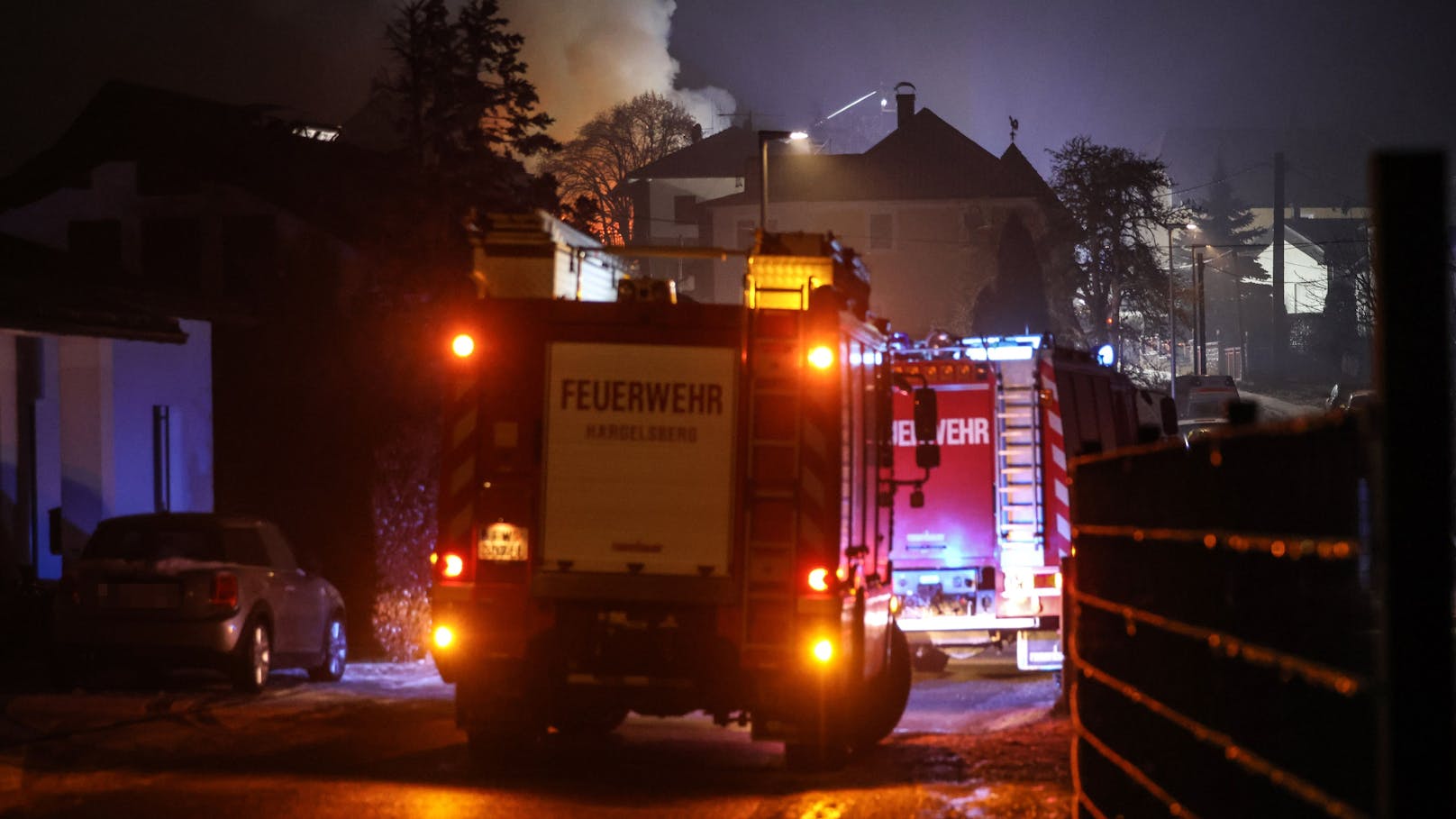 Acht Feuerwehren standen in der Nacht auf den Dreikönigstag bei einem Großbrand eines Gasthauses in Enns (Bezirk Linz-Land) im Einsatz. Das bekannte Lokal stand lichterloh in Flammen.