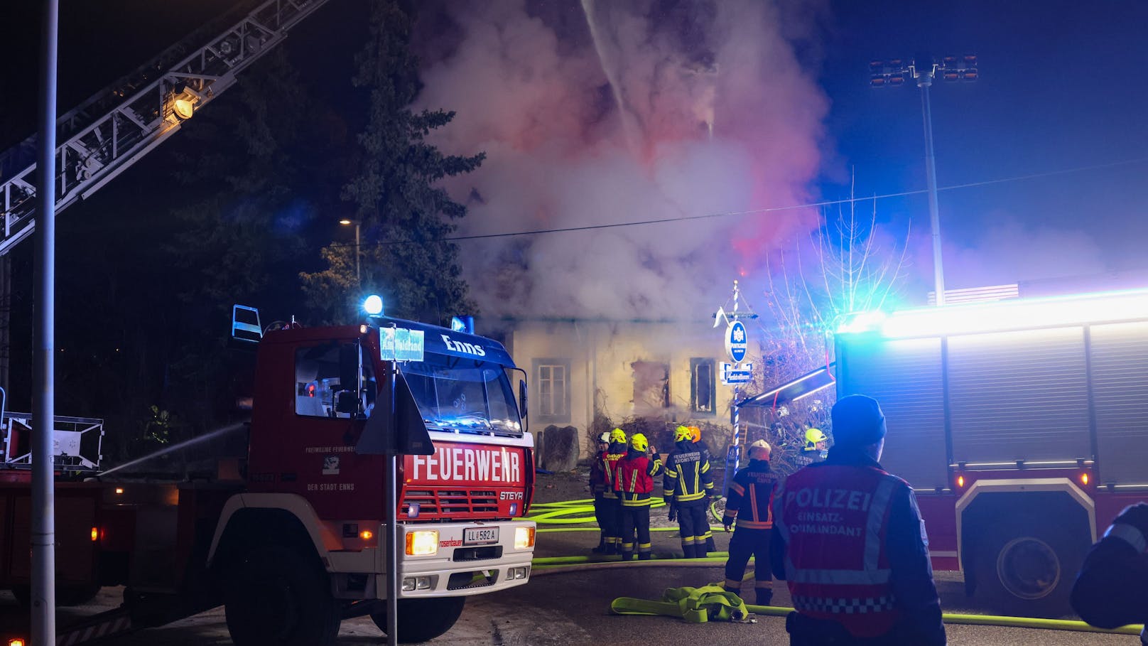 Acht Feuerwehren standen in der Nacht auf den Dreikönigstag bei einem Großbrand eines Gasthauses in Enns (Bezirk Linz-Land) im Einsatz. Das bekannte Lokal stand lichterloh in Flammen.