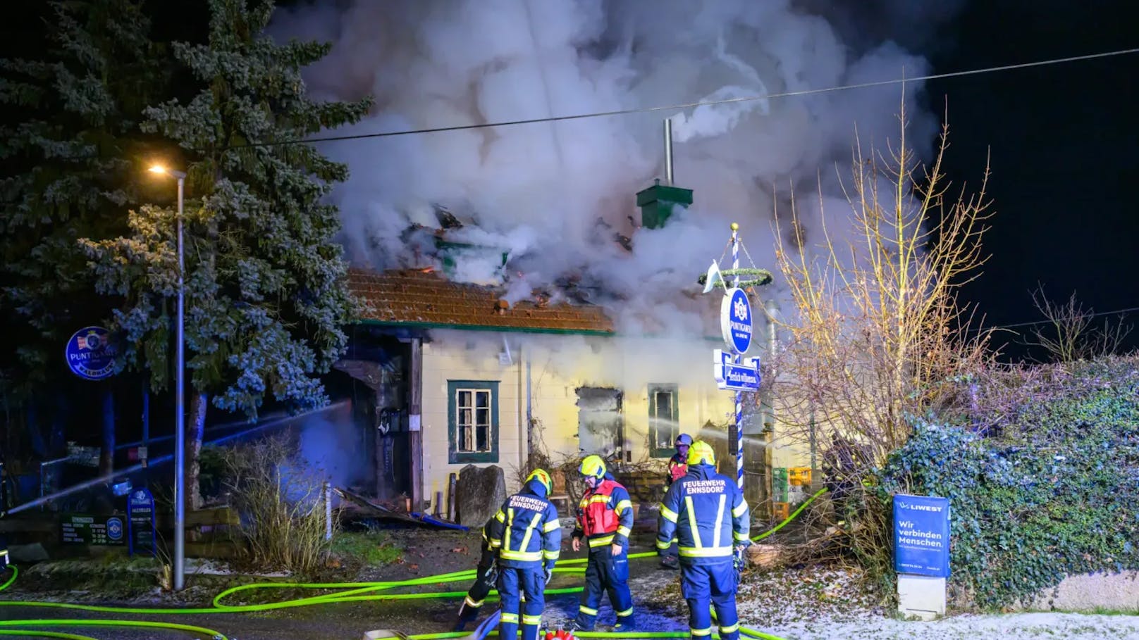 Acht Feuerwehren standen in der Nacht auf den Dreikönigstag bei einem Großbrand eines Gasthauses in Enns (Bezirk Linz-Land) im Einsatz. Das bekannte Lokal stand lichterloh in Flammen.