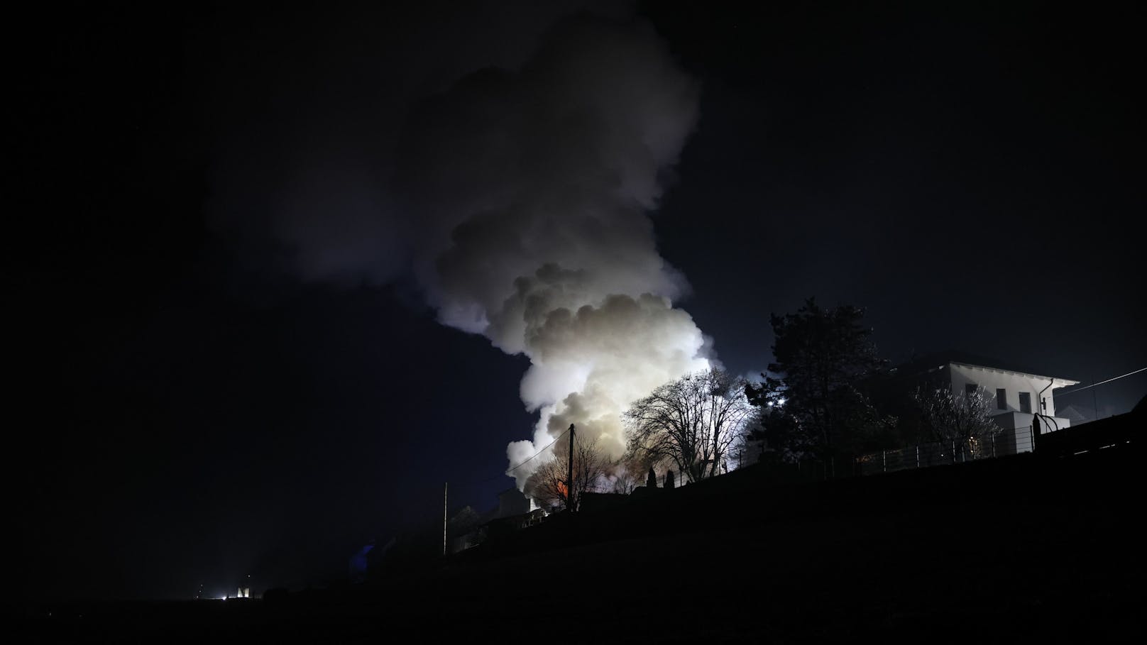 Acht Feuerwehren standen in der Nacht auf den Dreikönigstag bei einem Großbrand eines Gasthauses in Enns (Bezirk Linz-Land) im Einsatz. Das bekannte Lokal stand lichterloh in Flammen.