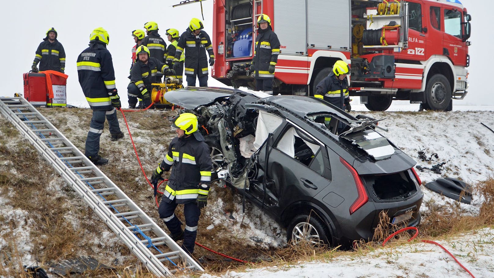 Schwerer Unfall fordert zwei Todesopfer in NÖ