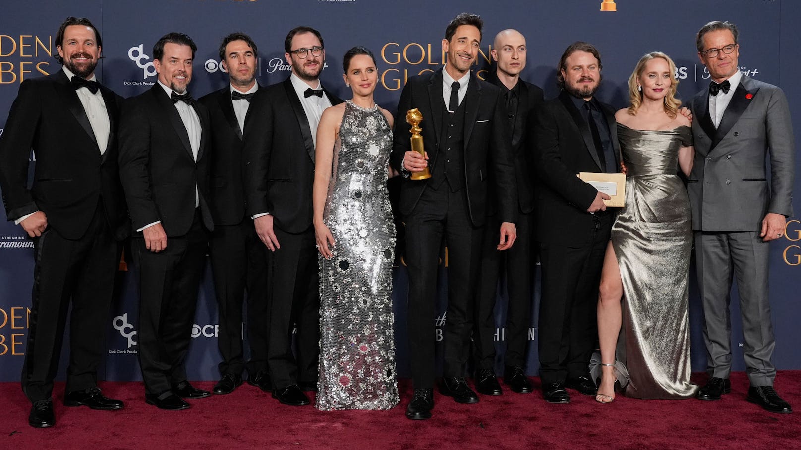 Adrien Brody mit der Trophäe in der Hand. Er gewann als Bester Hauptdarsteller in "The Brutalist".