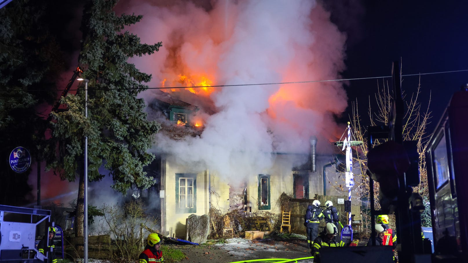 Acht Feuerwehren standen in der Nacht auf den Dreikönigstag bei einem Großbrand eines Gasthauses in Enns (Bezirk Linz-Land) im Einsatz. Das bekannte Lokal stand lichterloh in Flammen.