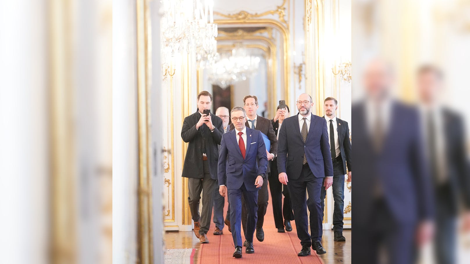 Um kurz vor 11.00 Uhr traf FPÖ-Chef Herbert Kickl mit seinem Team in der Hofburg ein: Mitarbeiter FPÖTV (links), Herbert Kickl gemeinsam mit Reinhard Teufel (hinter Kickl), Mitarbeiter der Cobra (rechts außen), Pressesprecher Volker Höferl (links hinten), Assistentin (rechts hinten) und Pressesprecher von Alexander van der Bellen (rechts neben Kickl)