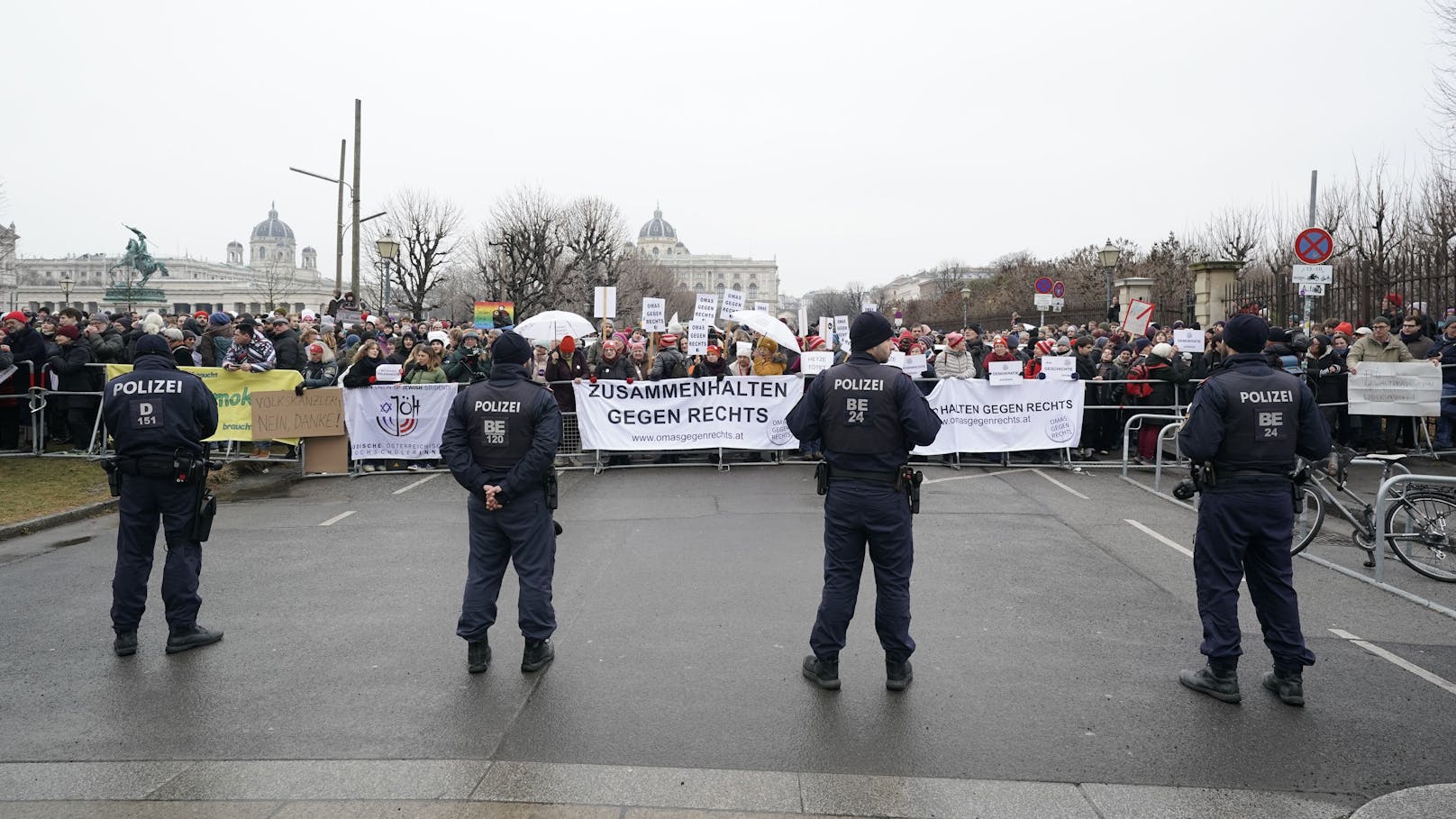 "VdB, schmeiß ihn raus" – Anti-Kickl-Demo eskaliert