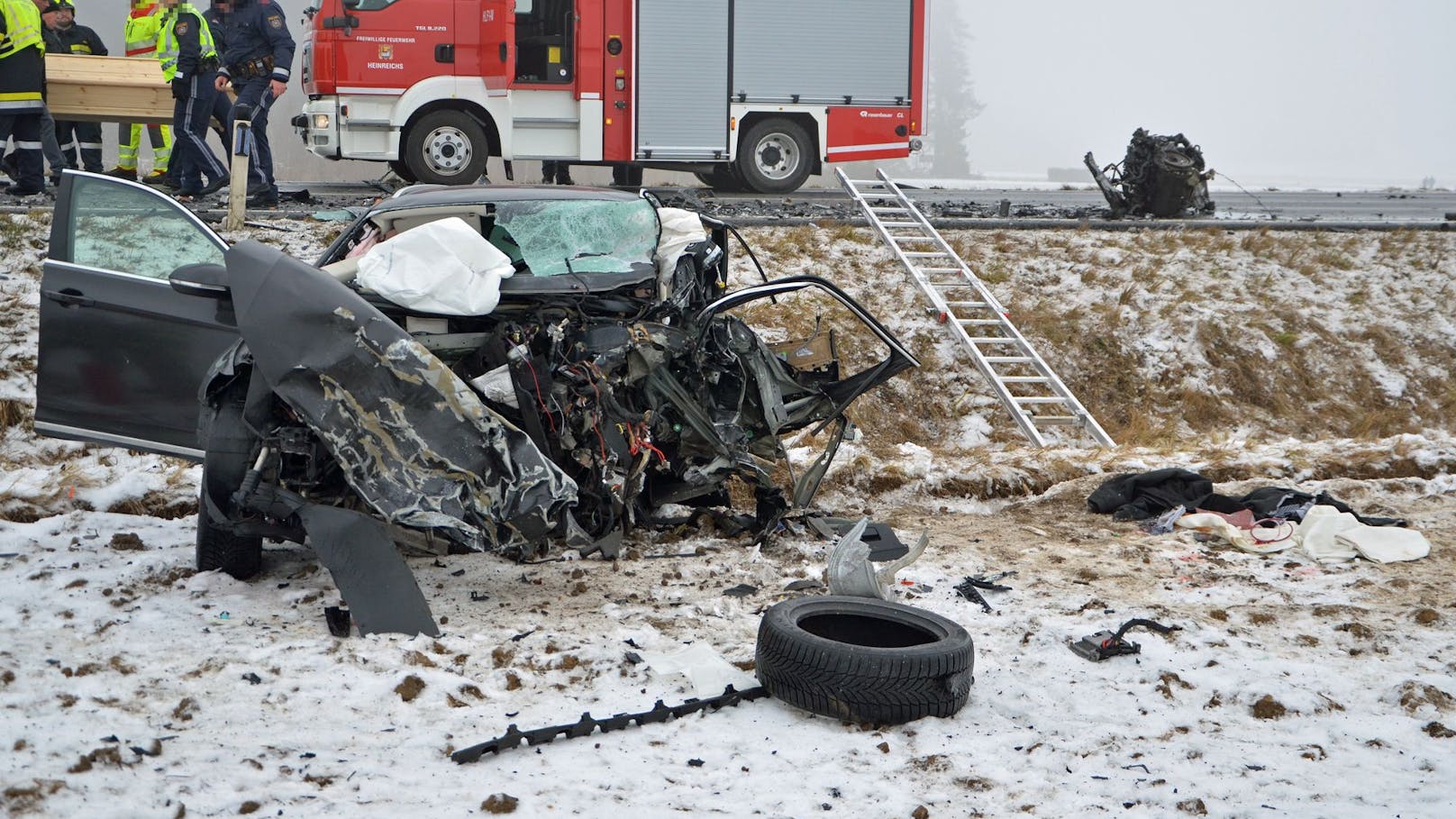 Schwerer Unfall fordert zwei Todesopfer in NÖ