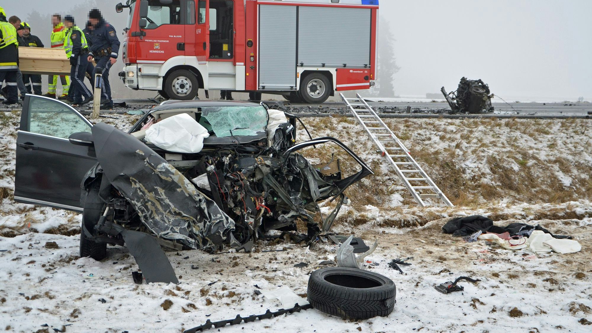 Schwerer Unfall fordert zwei Todesopfer in NÖ
