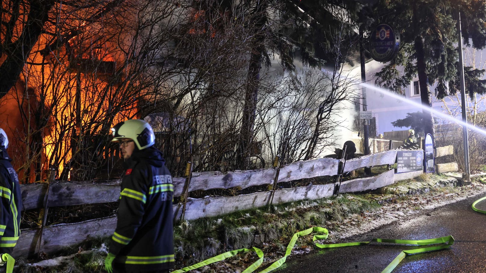 Acht Feuerwehren standen in der Nacht auf den Dreikönigstag bei einem Großbrand eines Gasthauses in Enns (Bezirk Linz-Land) im Einsatz. Das bekannte Lokal stand lichterloh in Flammen.