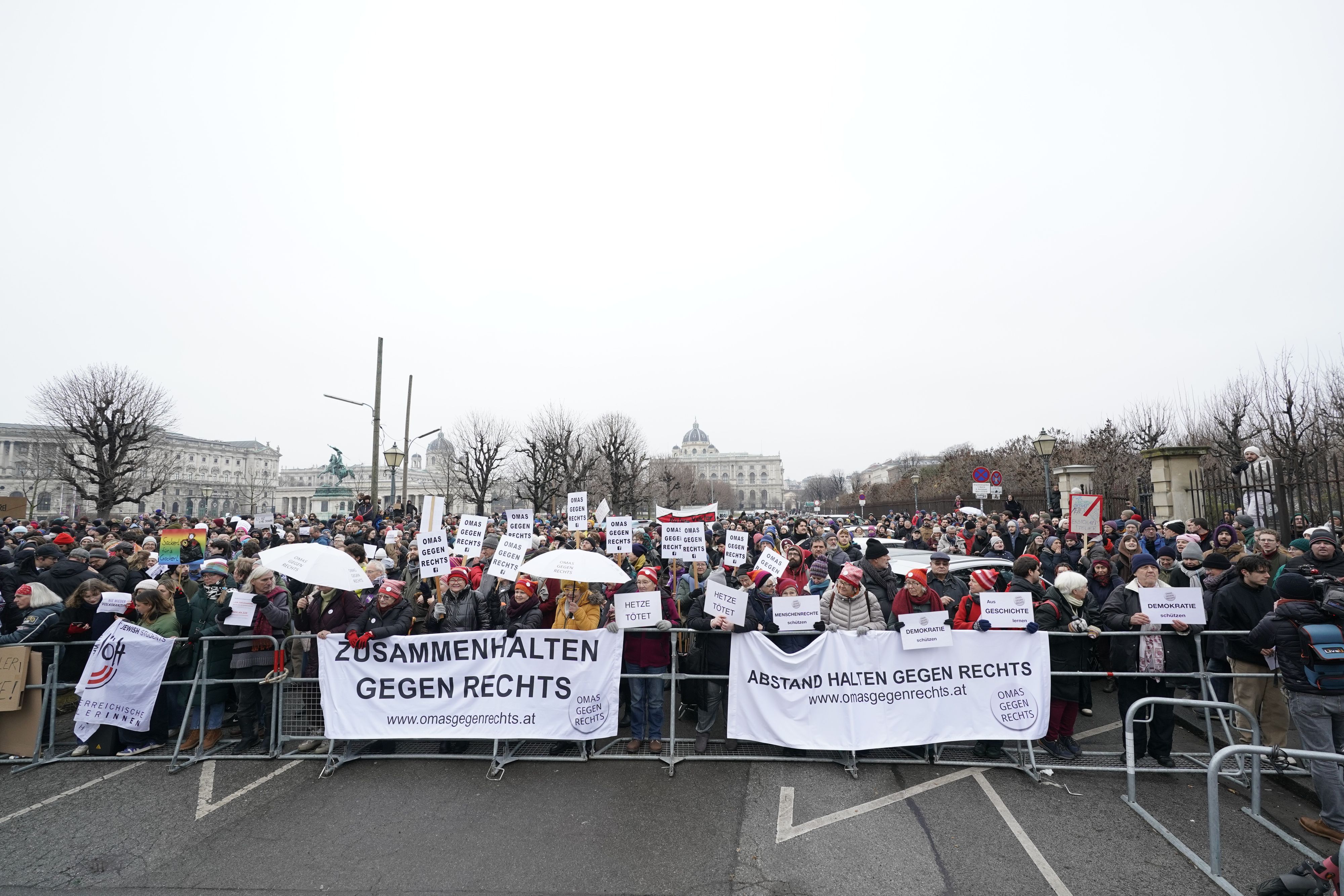Anti-Kickl-Demo am Ballhausplatz in der Wiener City.