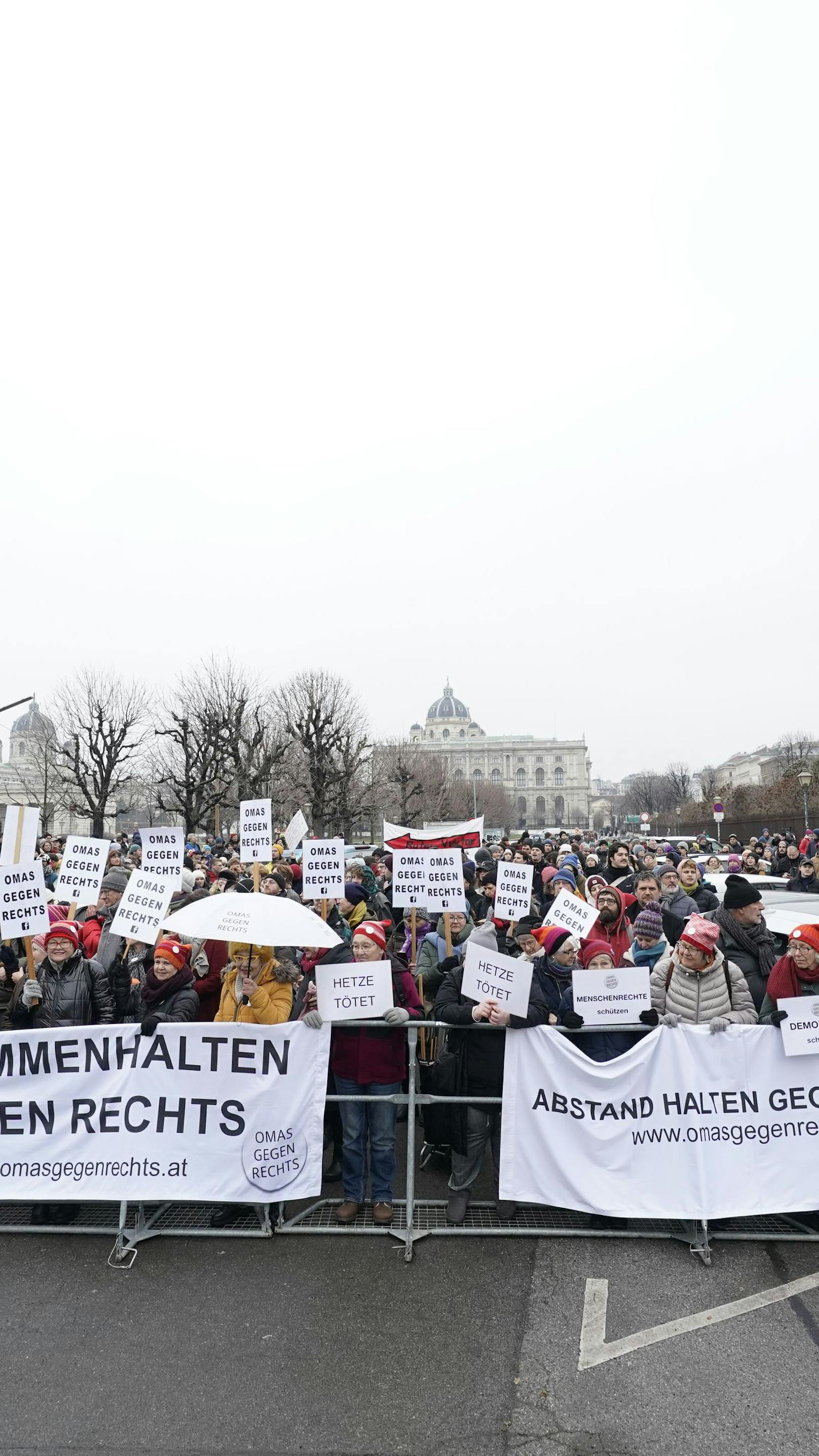 Um 17 Uhr geht es los! Tausende demonstrieren gegen FPÖ