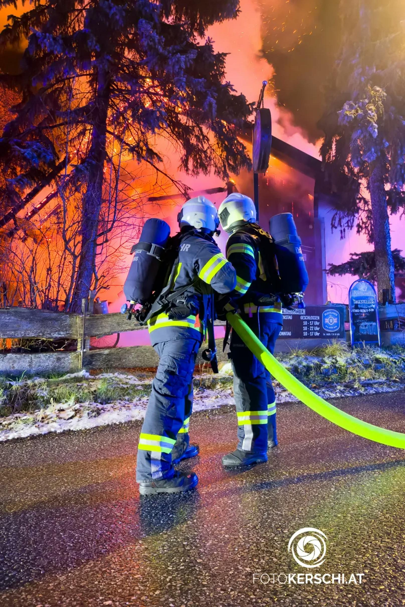 Acht Feuerwehren standen in der Nacht auf den Dreikönigstag bei einem Großbrand eines Gasthauses in Enns (Bezirk Linz-Land) im Einsatz. Das bekannte Lokal stand lichterloh in Flammen.