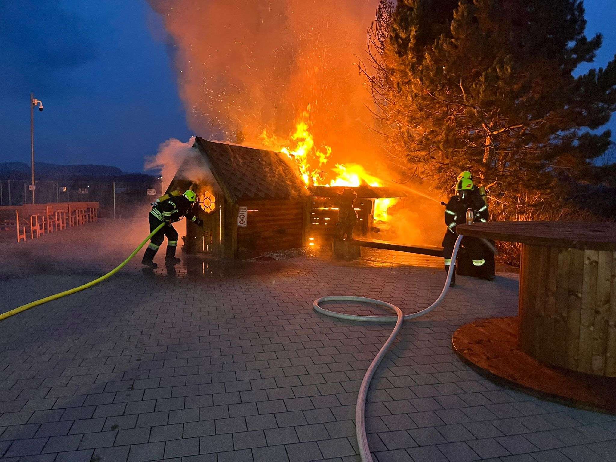 Die Feuerwehr wurde am Morgen des 5. Jänner zu dem Brand alarmiert. Die Hütte wurde schnell gelöscht.