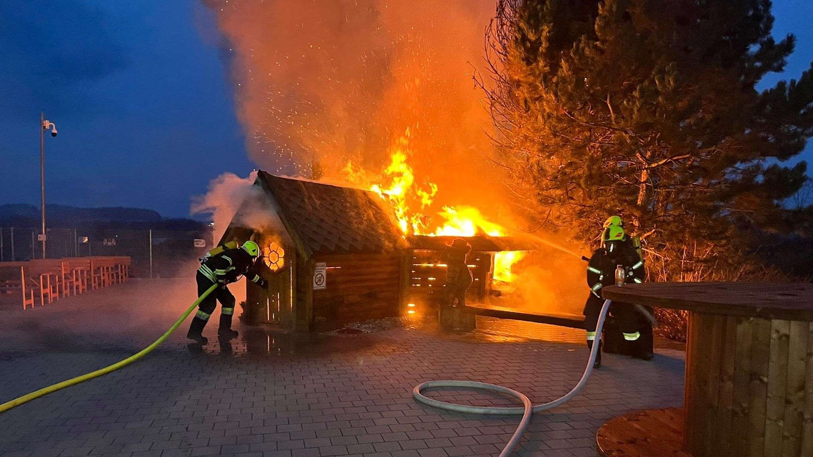 Hölzerne Grillhütte stand in Vollbrand