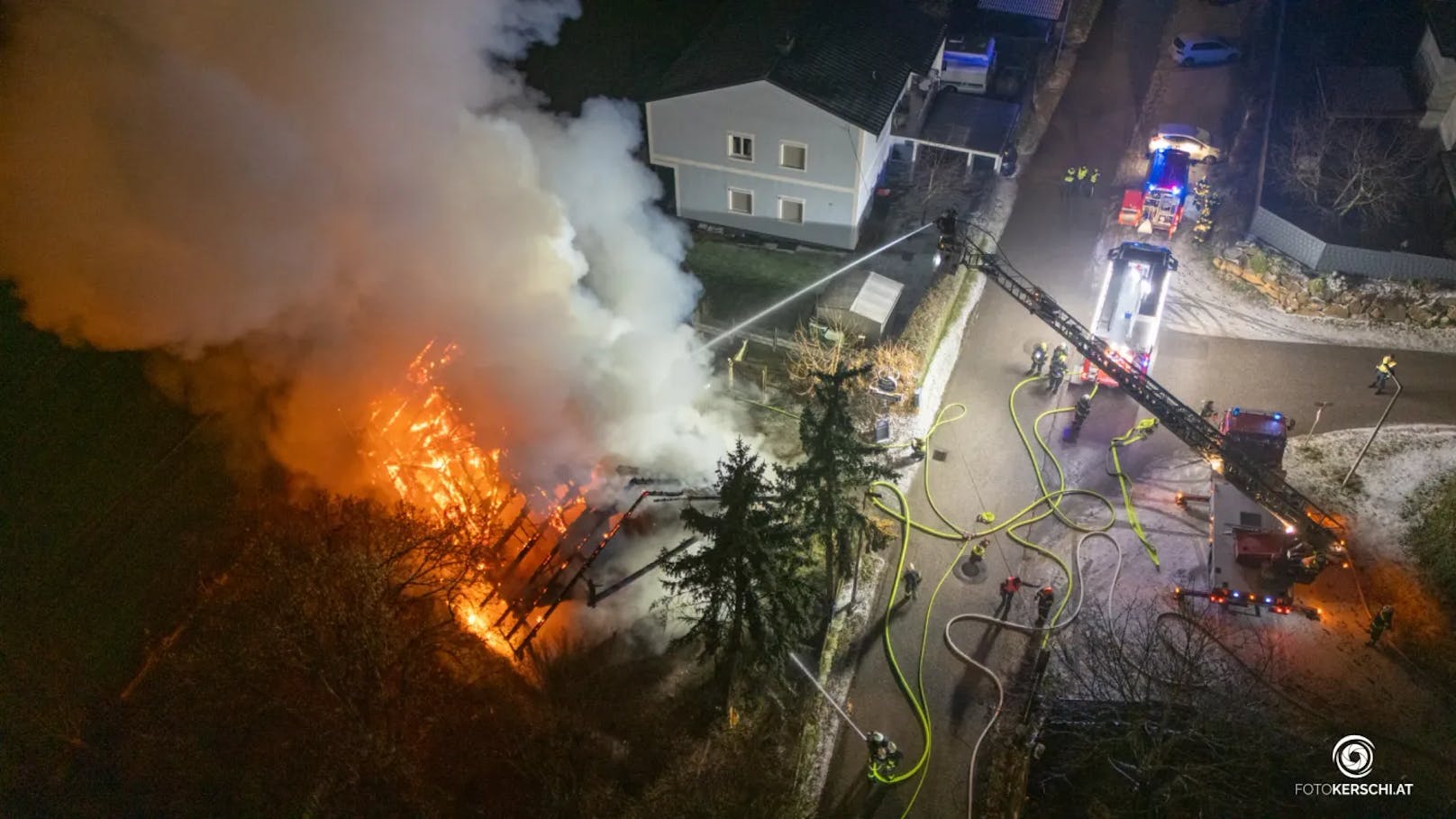 Acht Feuerwehren standen in der Nacht auf den Dreikönigstag bei einem Großbrand eines Gasthauses in Enns (Bezirk Linz-Land) im Einsatz. Das bekannte Lokal stand lichterloh in Flammen.