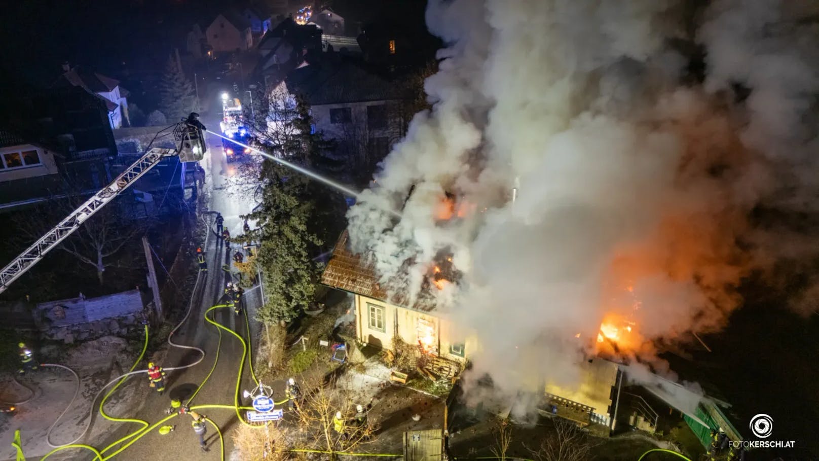 Acht Feuerwehren standen in der Nacht auf den Dreikönigstag bei einem Großbrand eines Gasthauses in Enns (Bezirk Linz-Land) im Einsatz. Das bekannte Lokal stand lichterloh in Flammen.