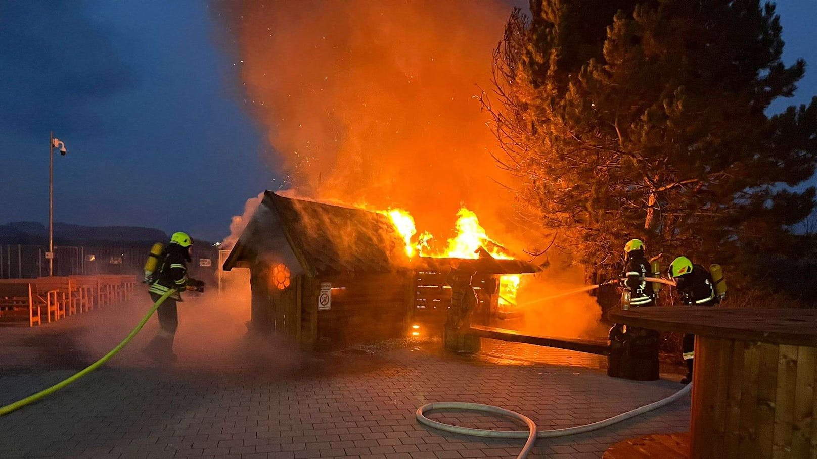 Gegen 7.15 Uhr musste die Feuerwehr zu dem Brand ausrücken. Die 