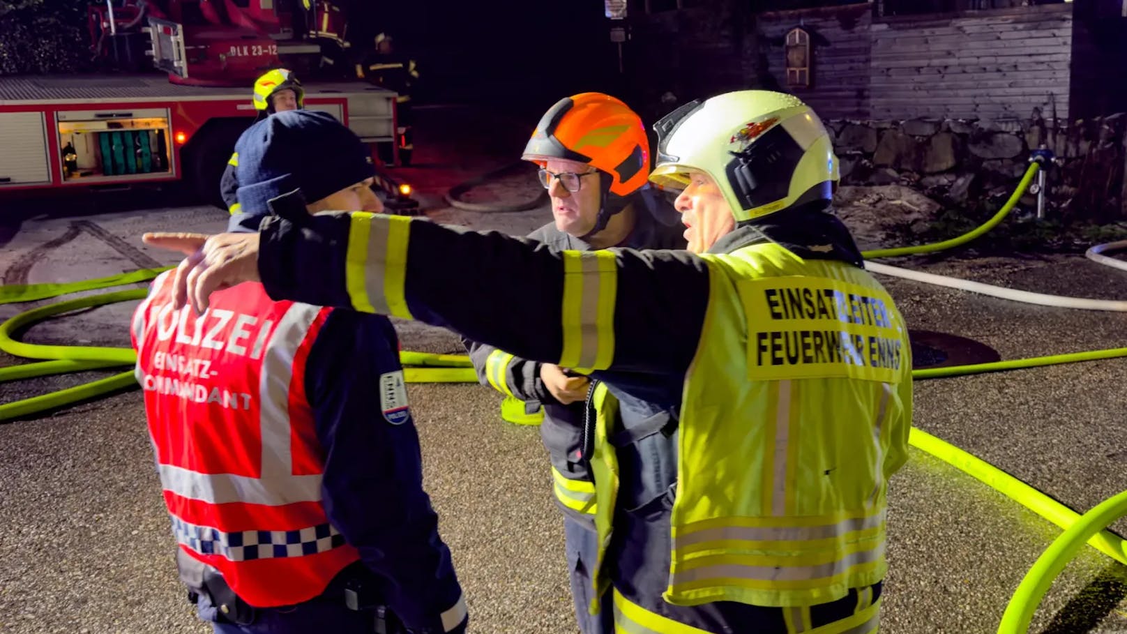 Acht Feuerwehren standen in der Nacht auf den Dreikönigstag bei einem Großbrand eines Gasthauses in Enns (Bezirk Linz-Land) im Einsatz. Das bekannte Lokal stand lichterloh in Flammen.