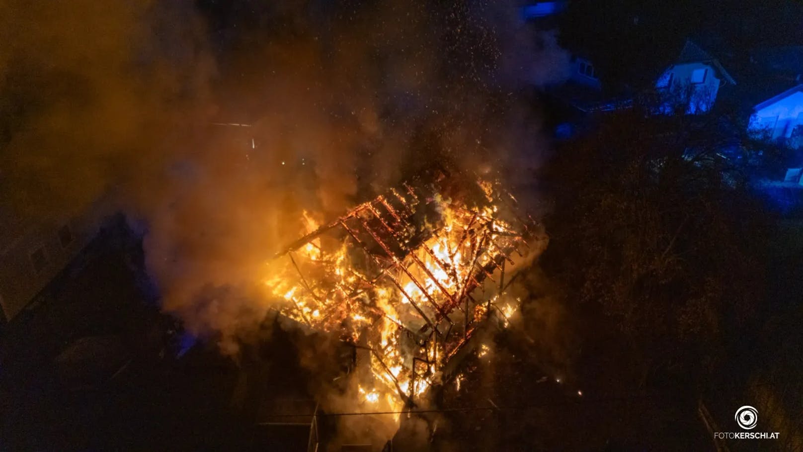 Acht Feuerwehren standen in der Nacht auf den Dreikönigstag bei einem Großbrand eines Gasthauses in Enns (Bezirk Linz-Land) im Einsatz. Das bekannte Lokal stand lichterloh in Flammen.